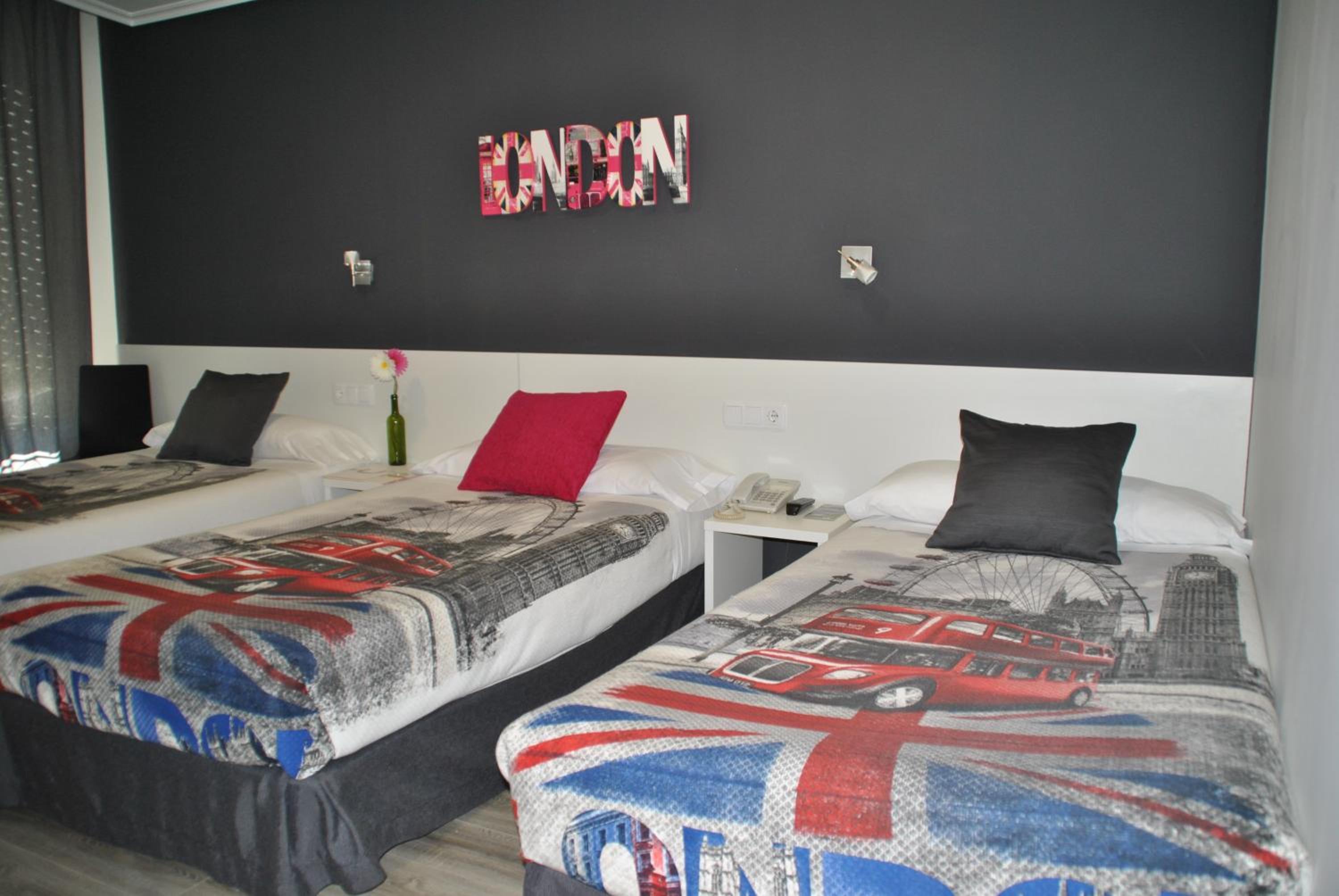 Economy Triple Room photo 3