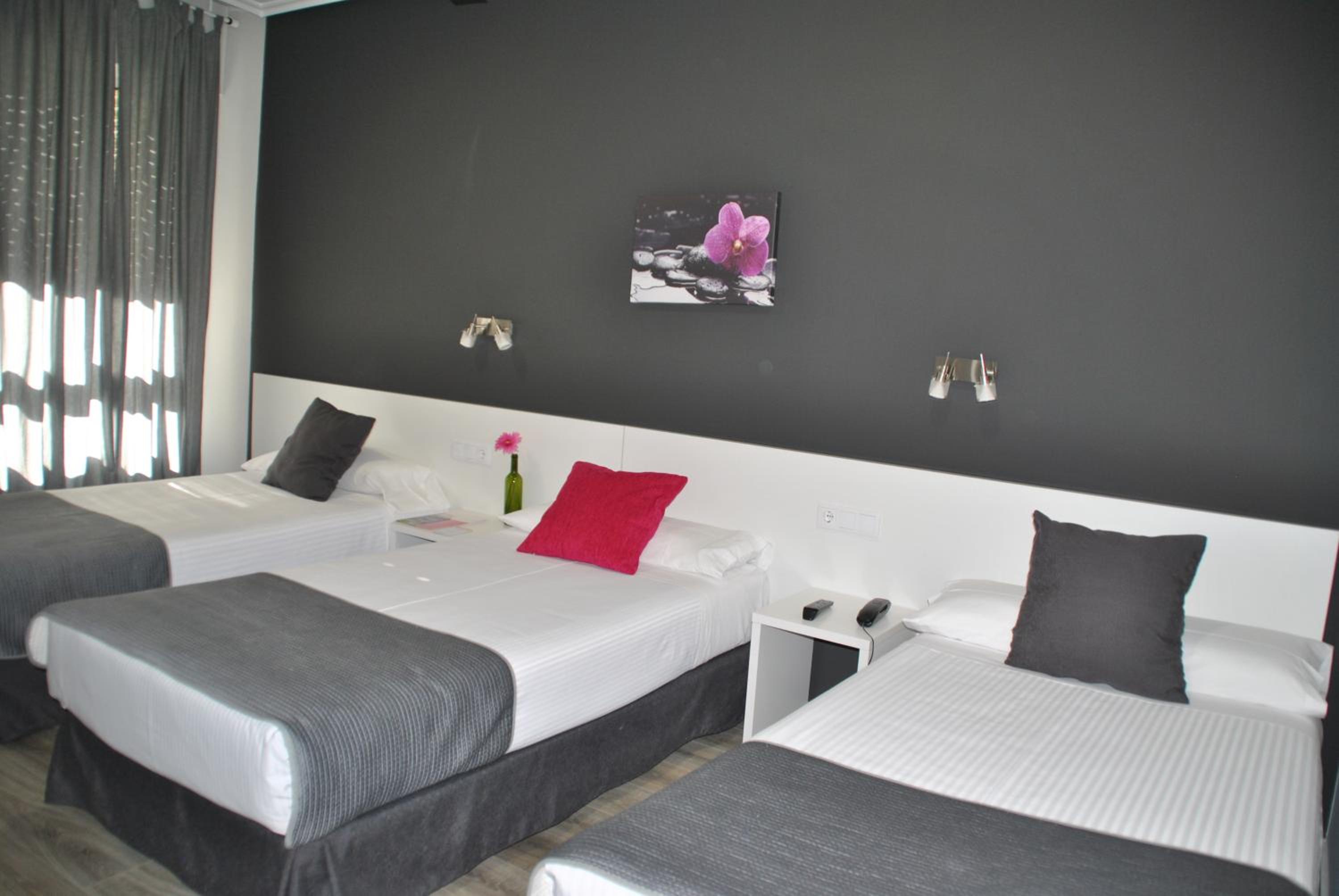 Economy Triple Room photo 2