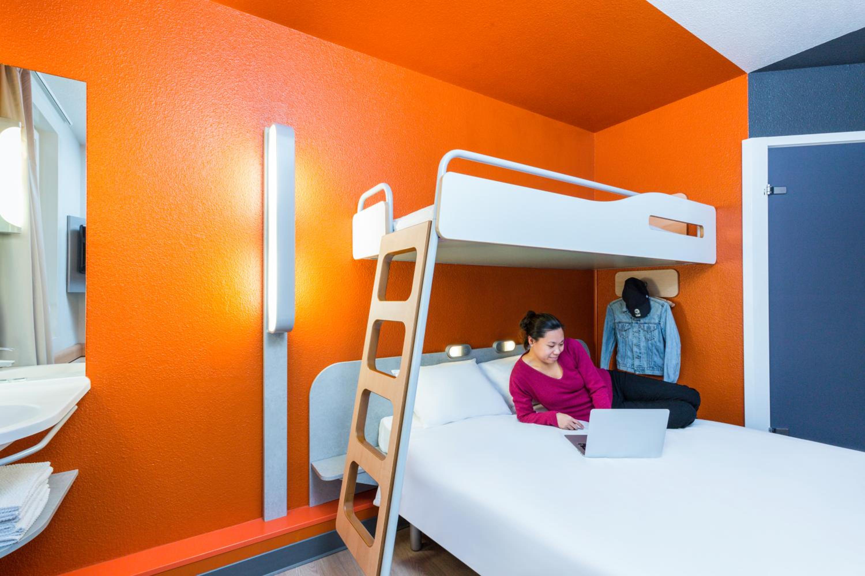 Triple Room with Three Single Beds photo 3