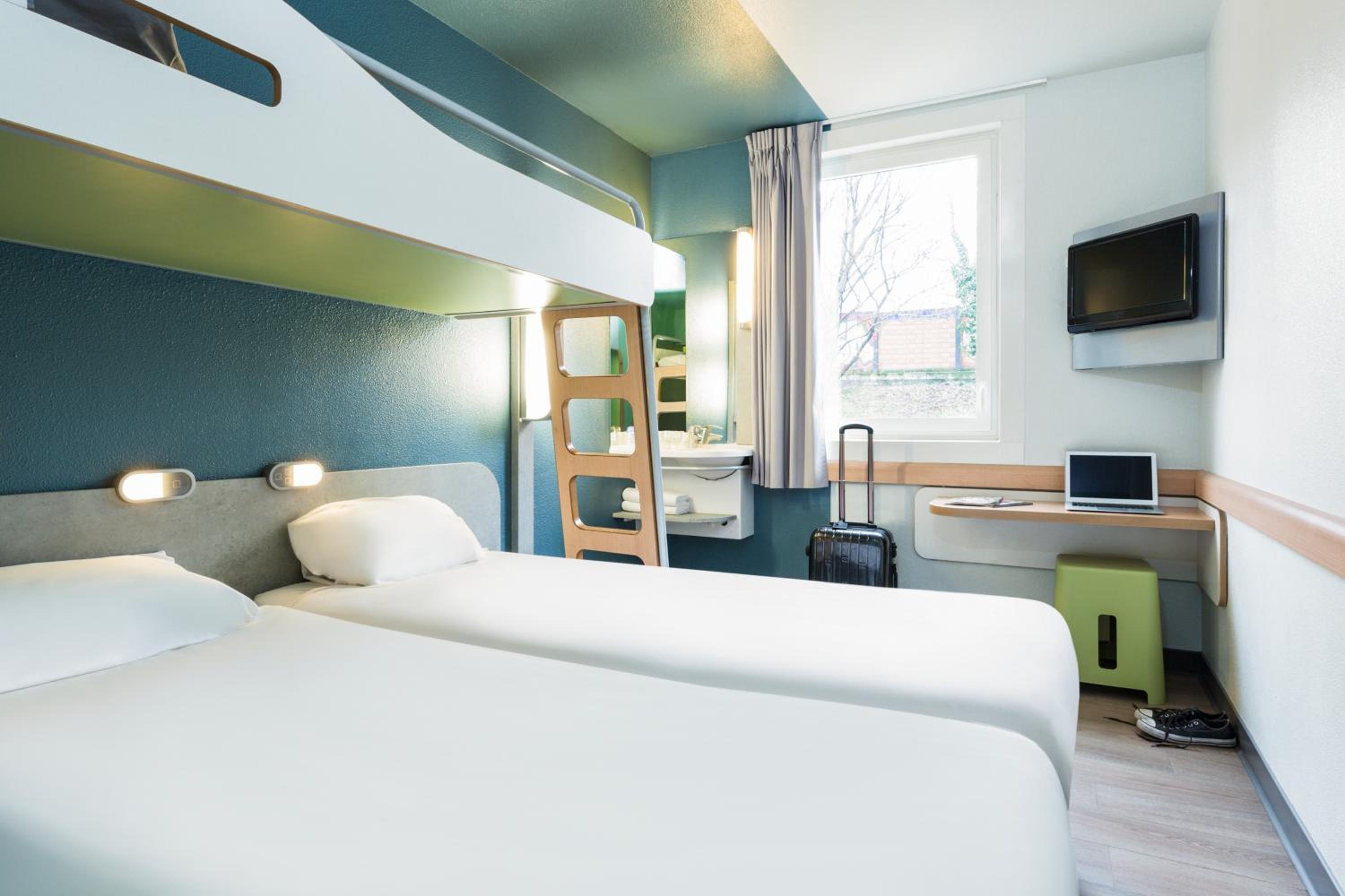 Triple Room with One Double Bed and One Bunk Bed photo 3
