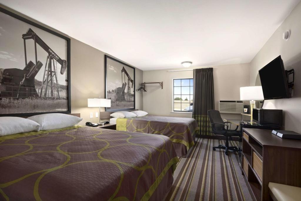 Queen Room with Two Queen Beds - Non-Smoking - Photo 2