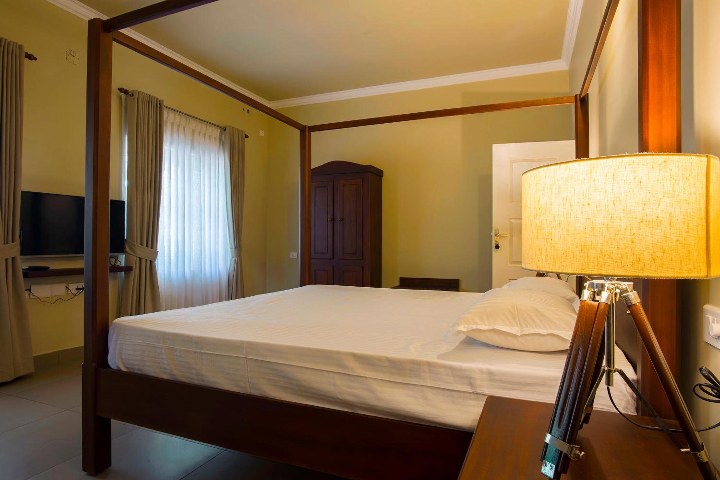 Deluxe Double Room with Balcony photo 3