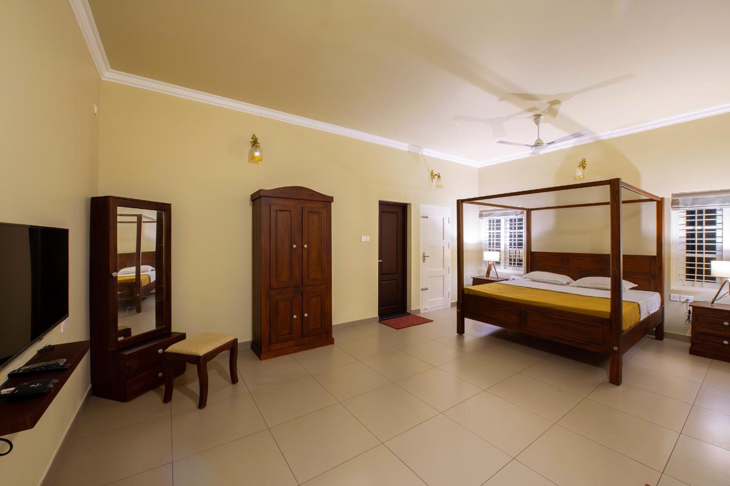 Deluxe Double Room with Balcony photo 2