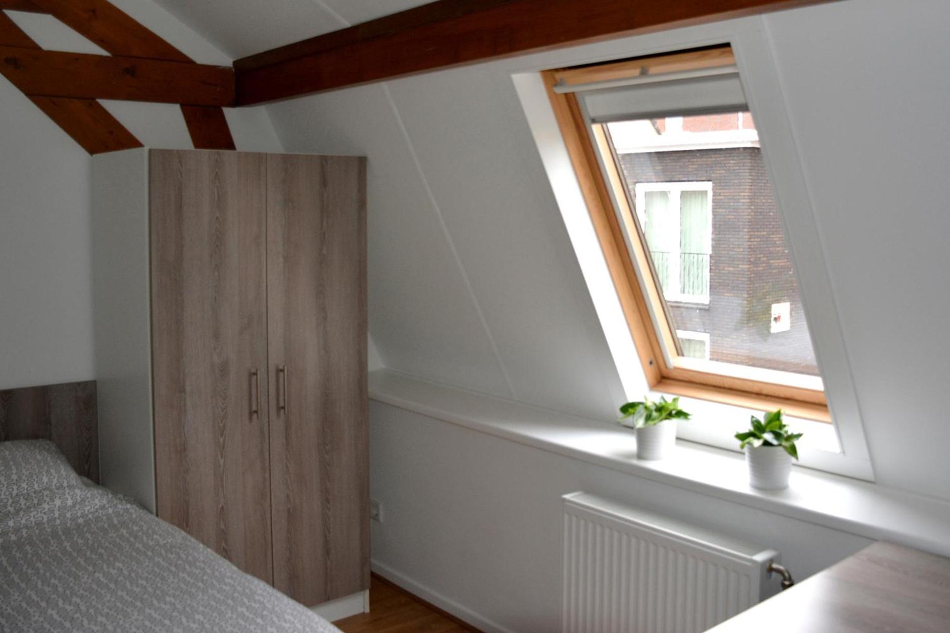 Apartment With Shared Bathroom and kitchenette