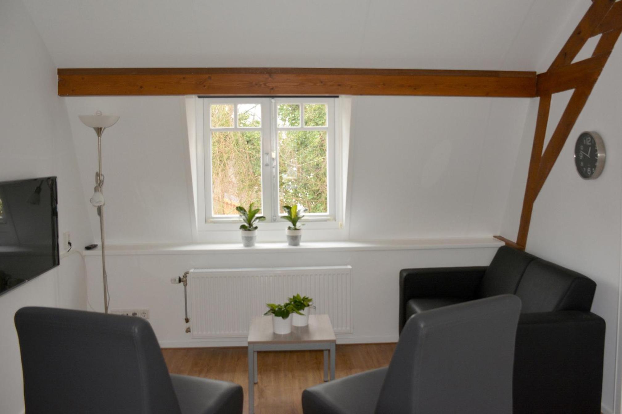 Apartment With Shared Bathroom and kitchenette photo 2
