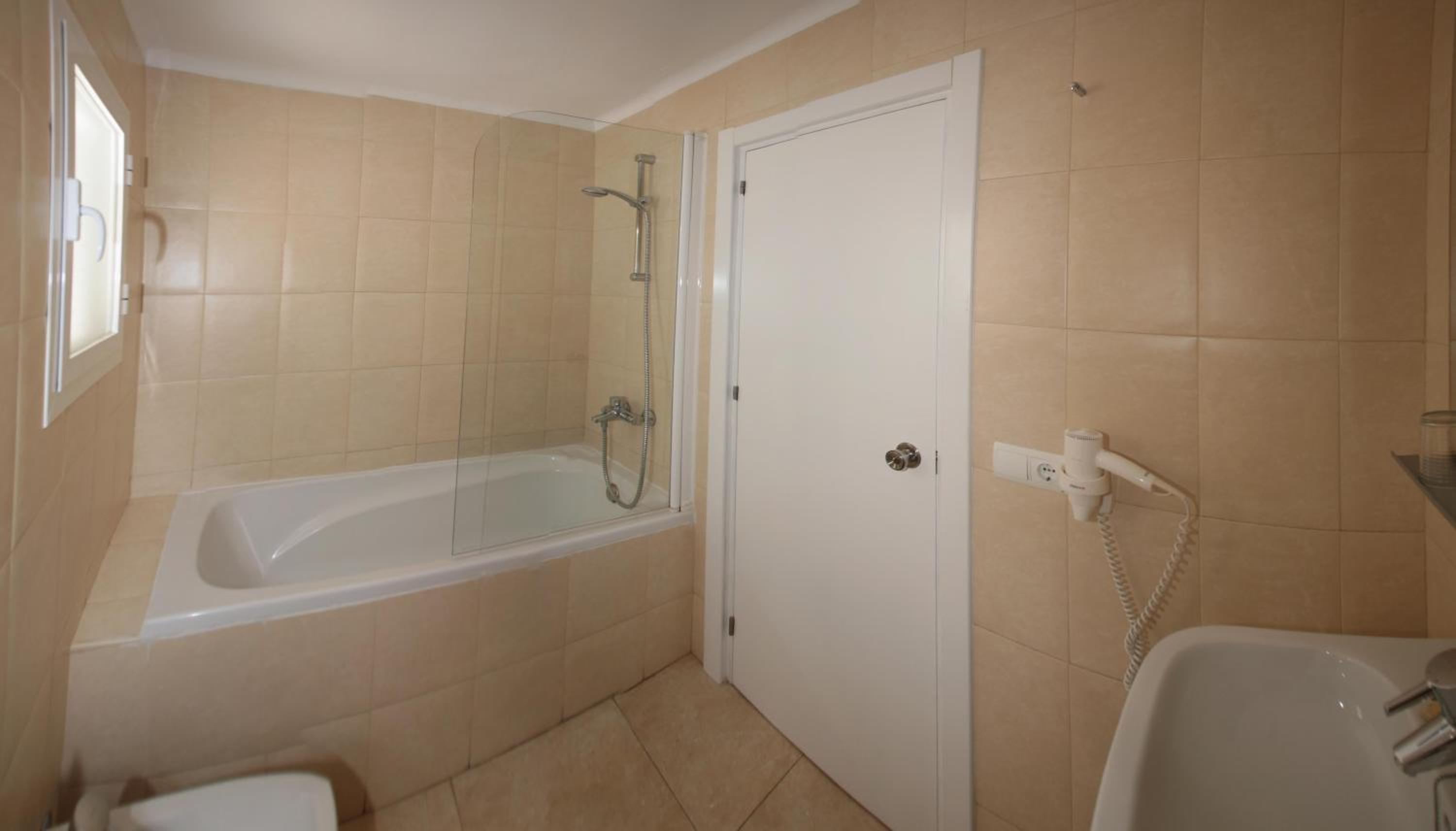 Triple Room - Photo 18