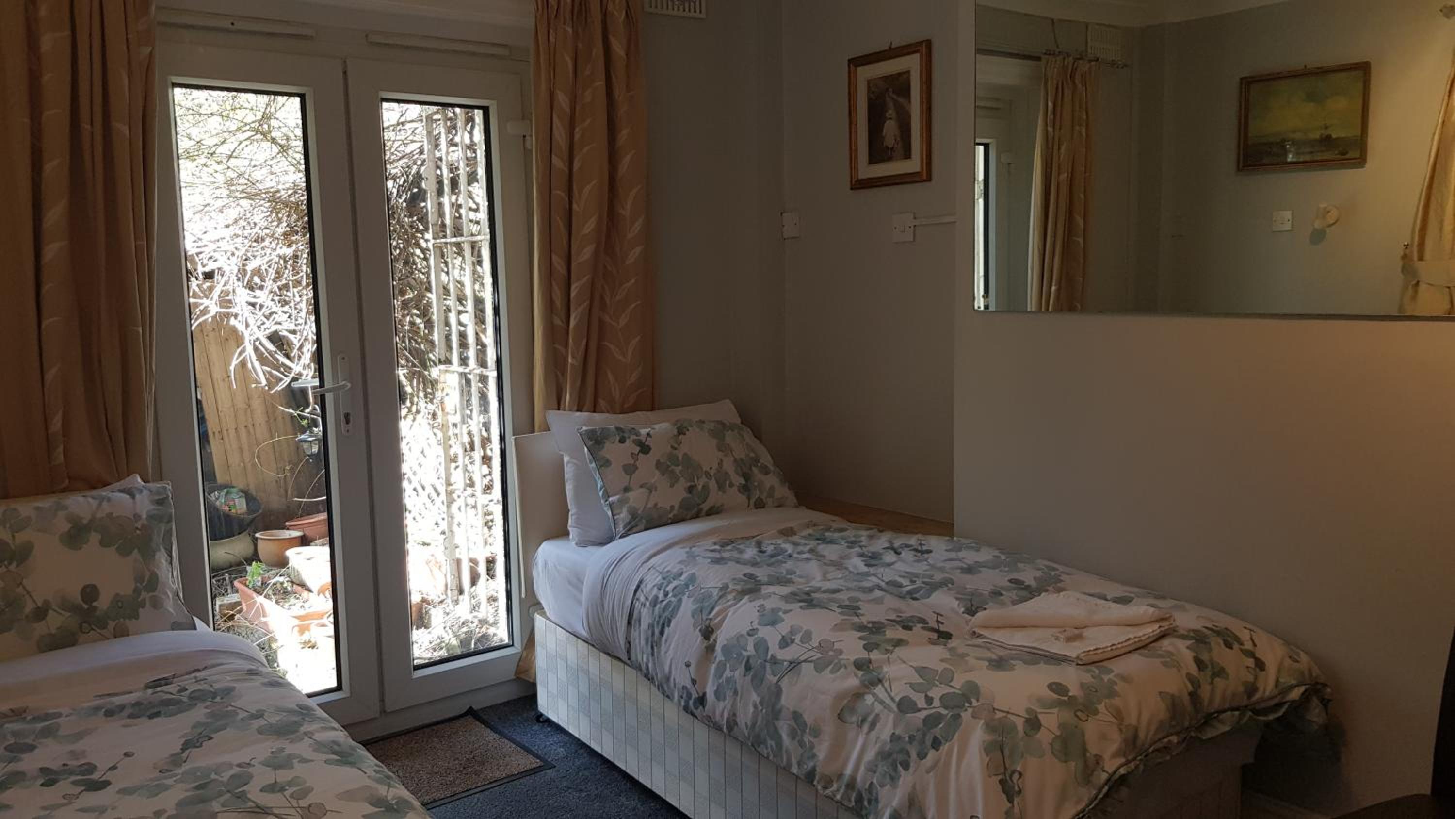 Twin Room with Shared Bathroom photo 3
