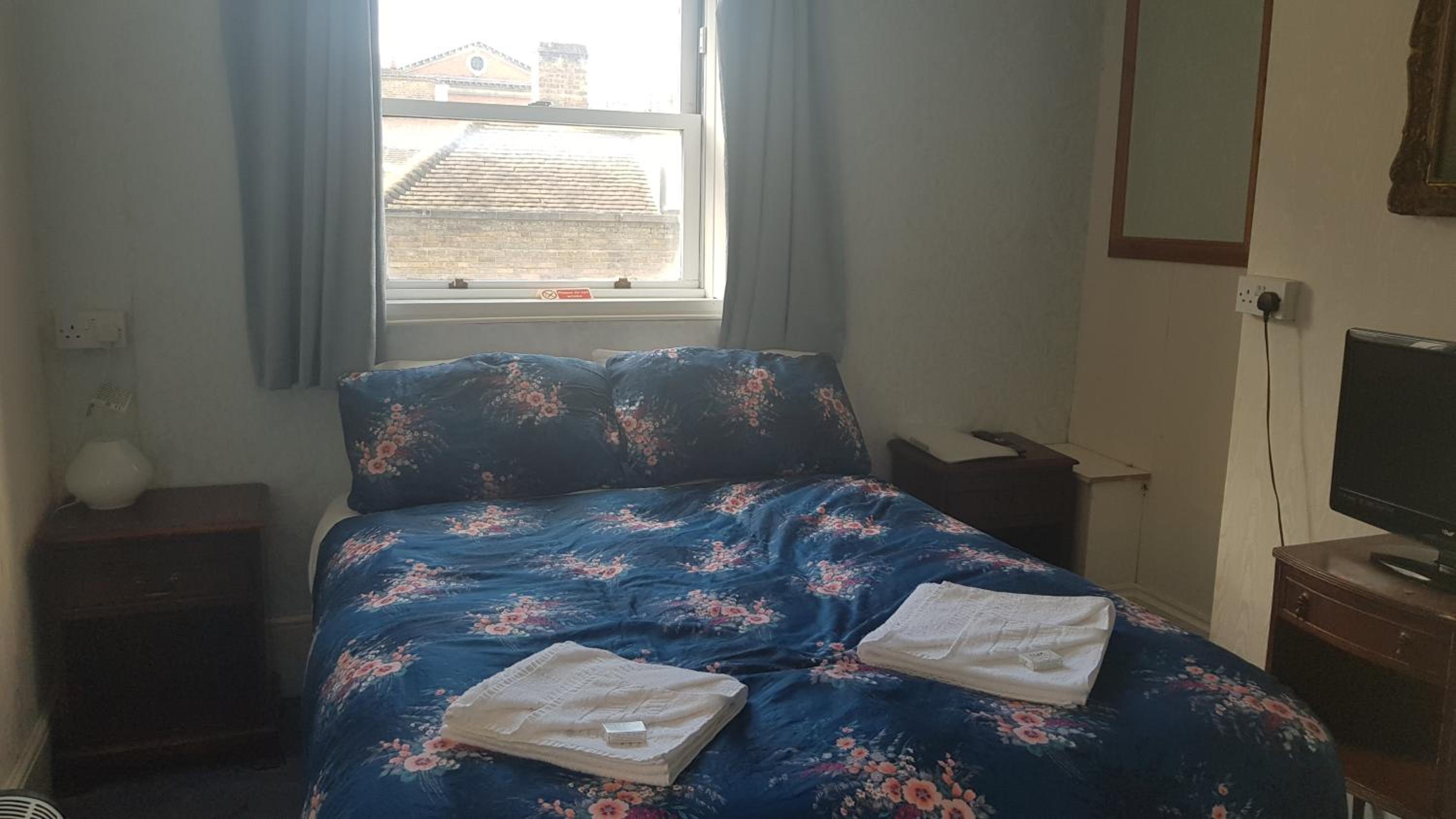 Double Room with Shared Bathroom photo 3