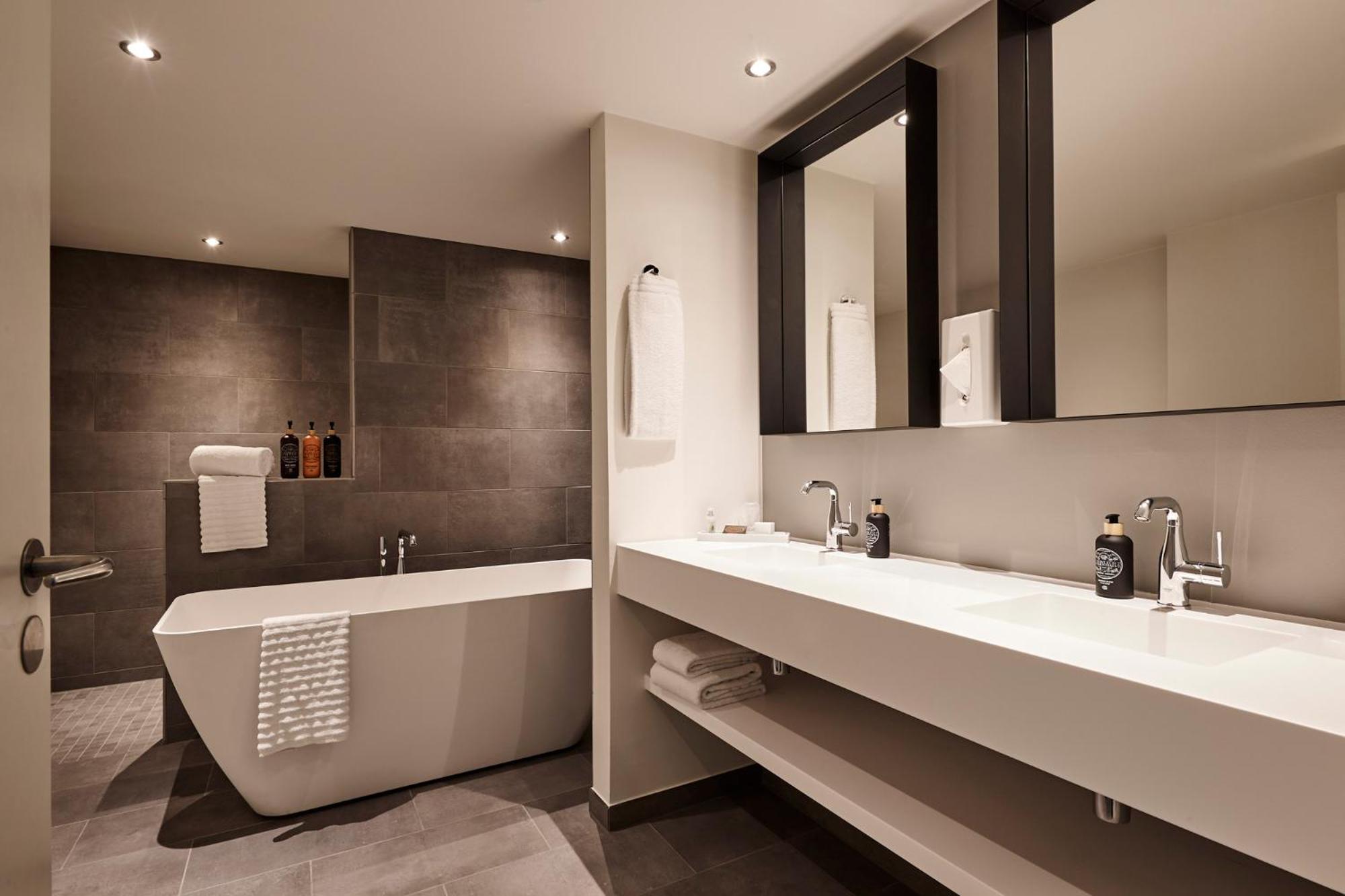 Executive Suite - Photo 2