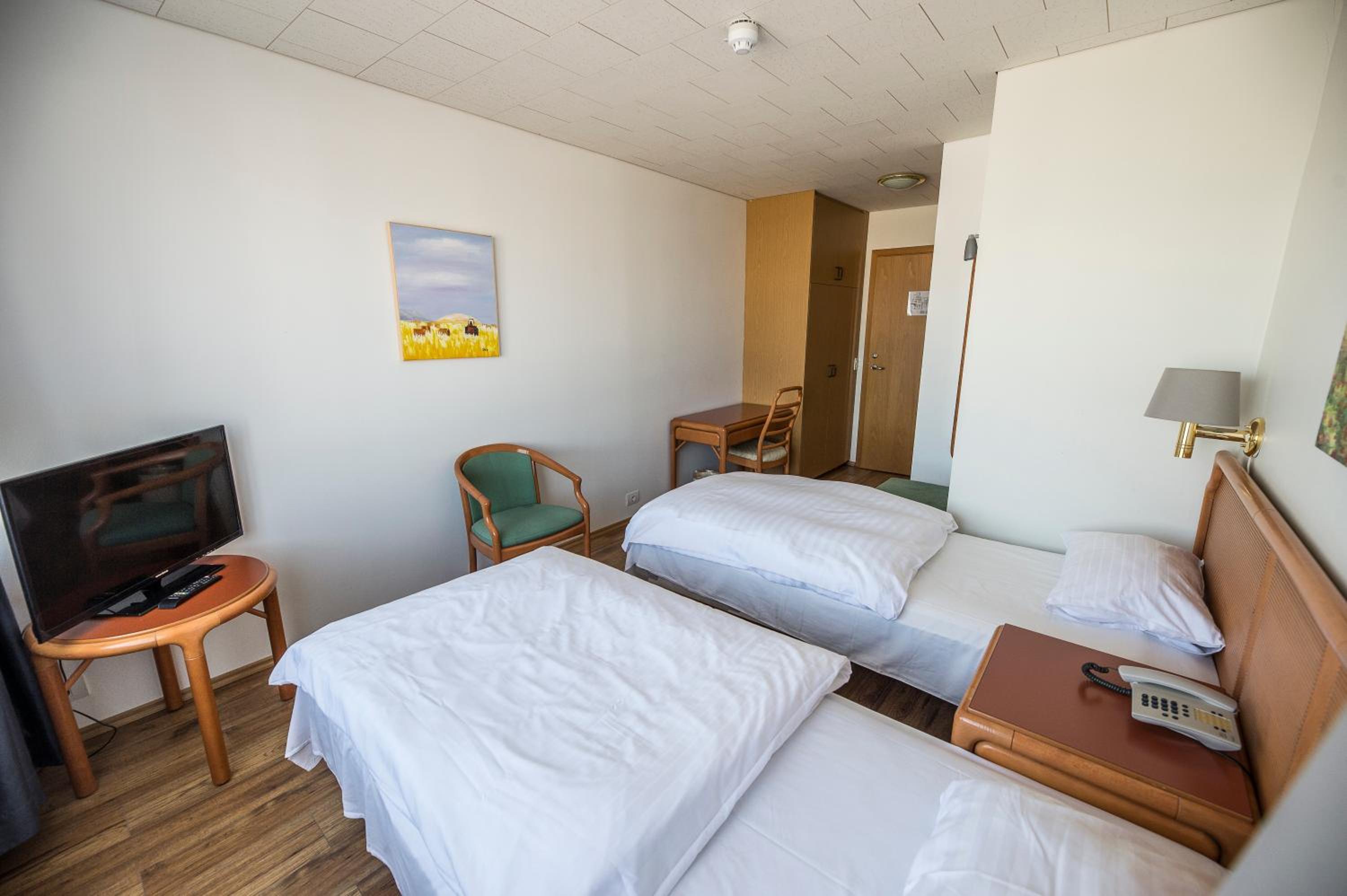 Twin Room with Private Bathroom photo 3