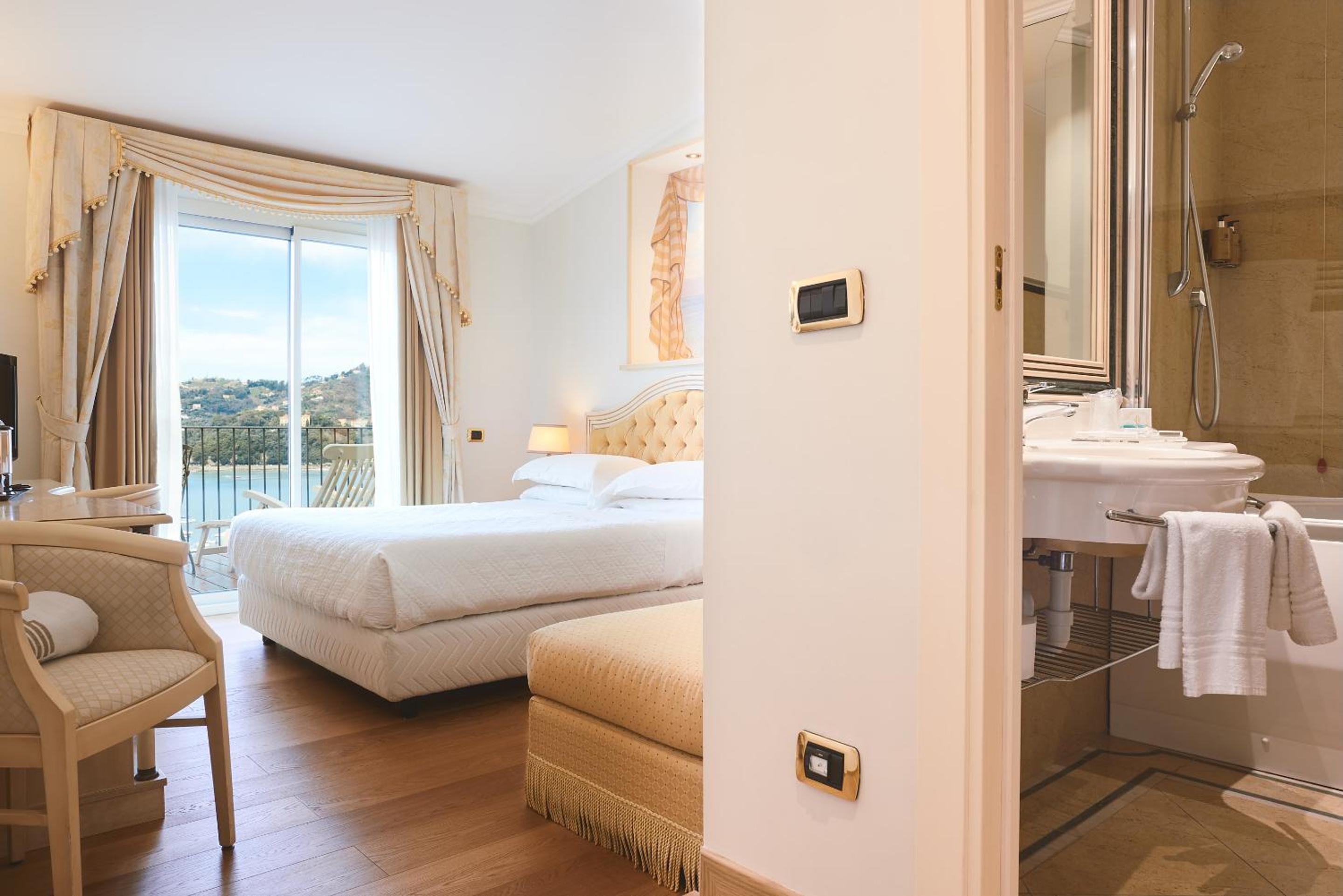 Deluxe Double Room with Balcony and Sea View