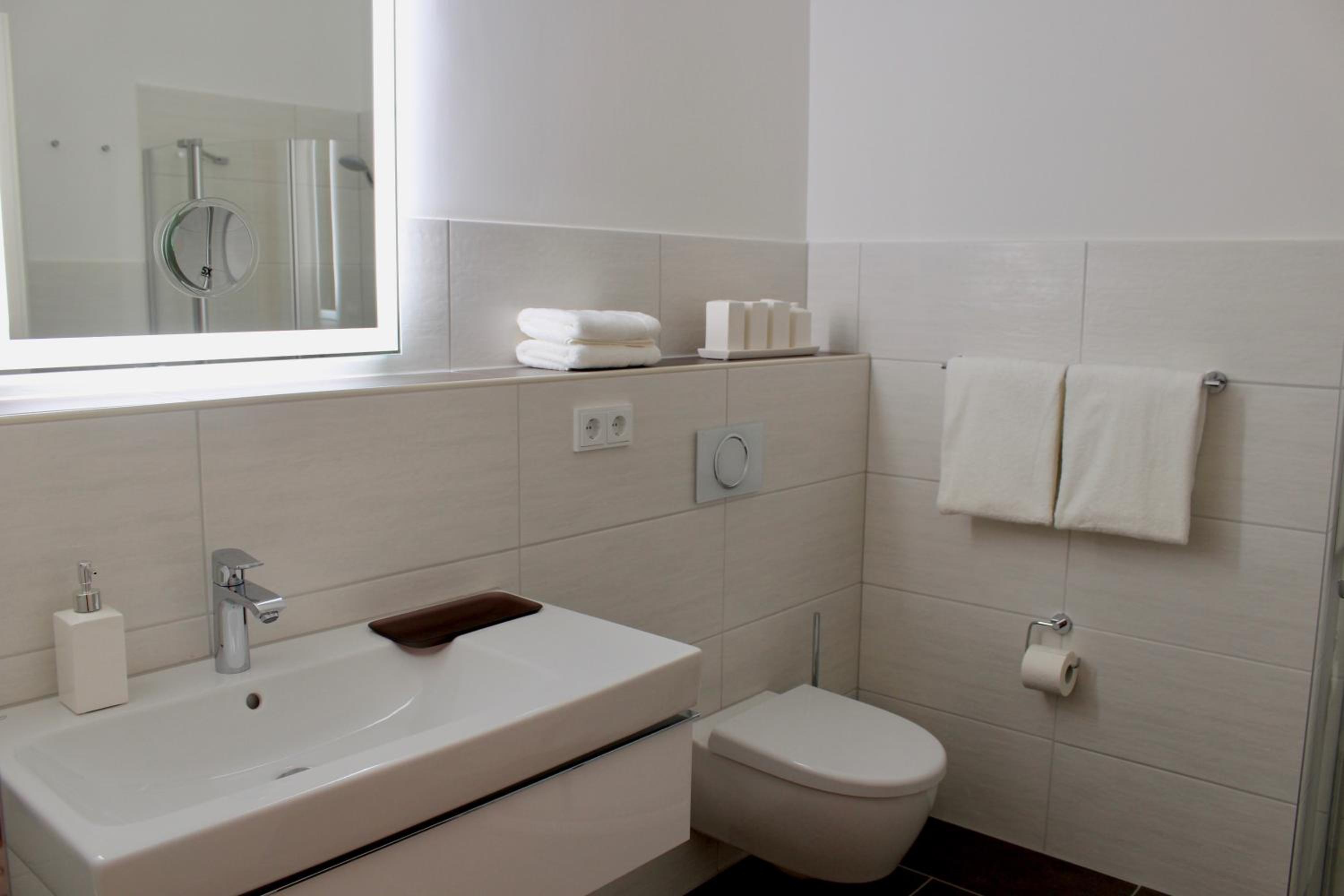 Double Room with Terrace and Lake View - Photo 4