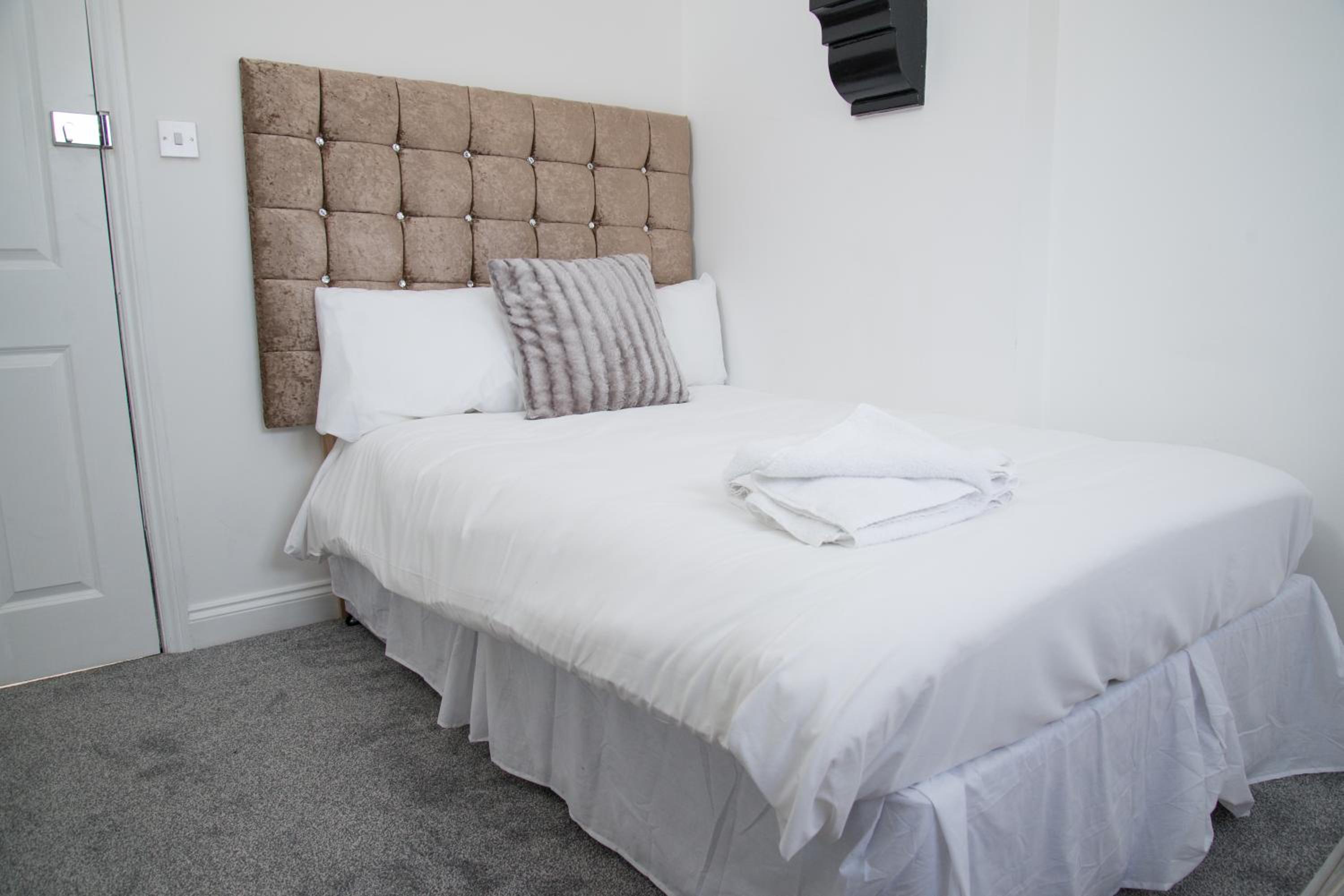 Small Double Room - Photo 12