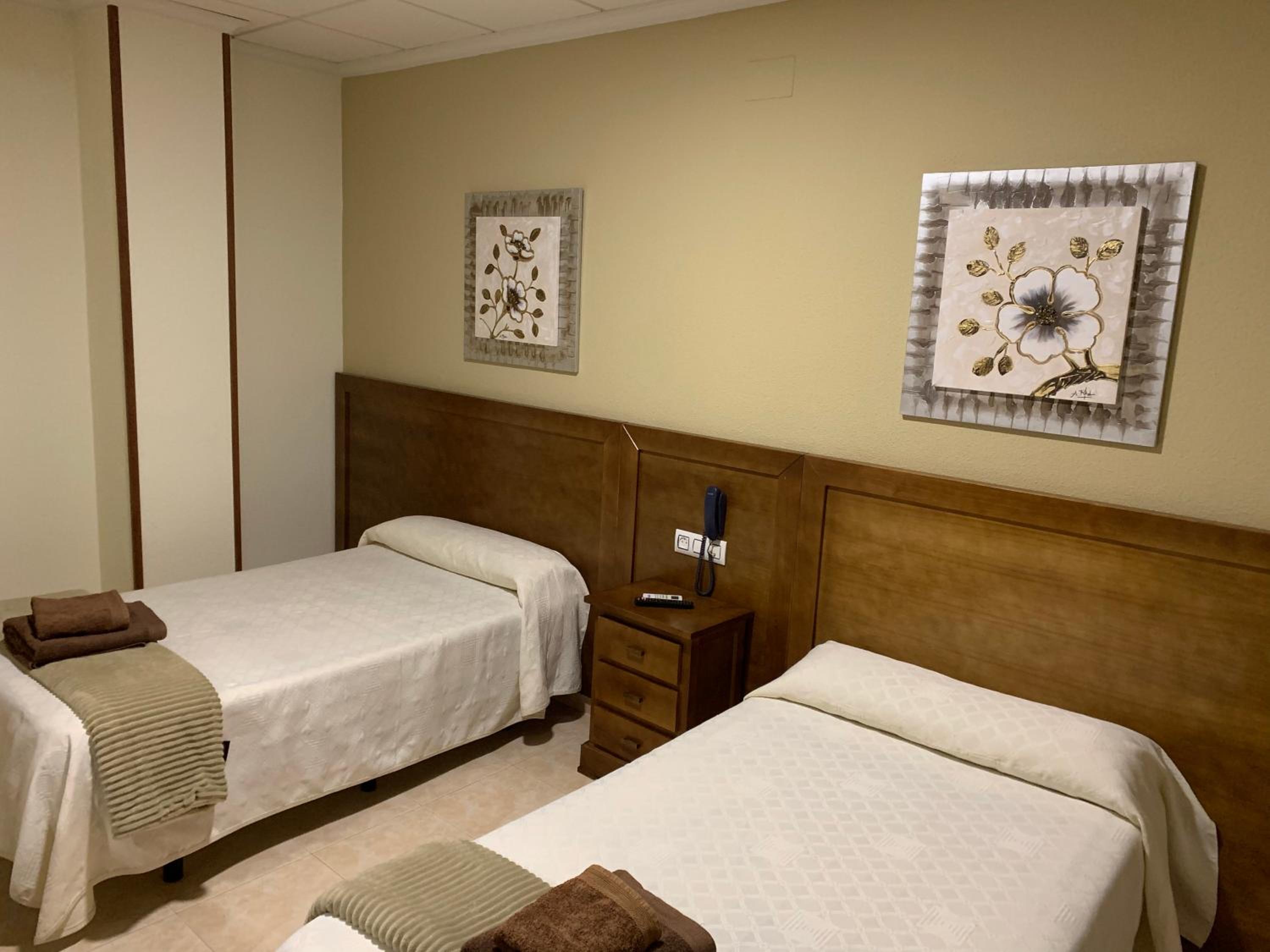 Twin Room - Photo 9