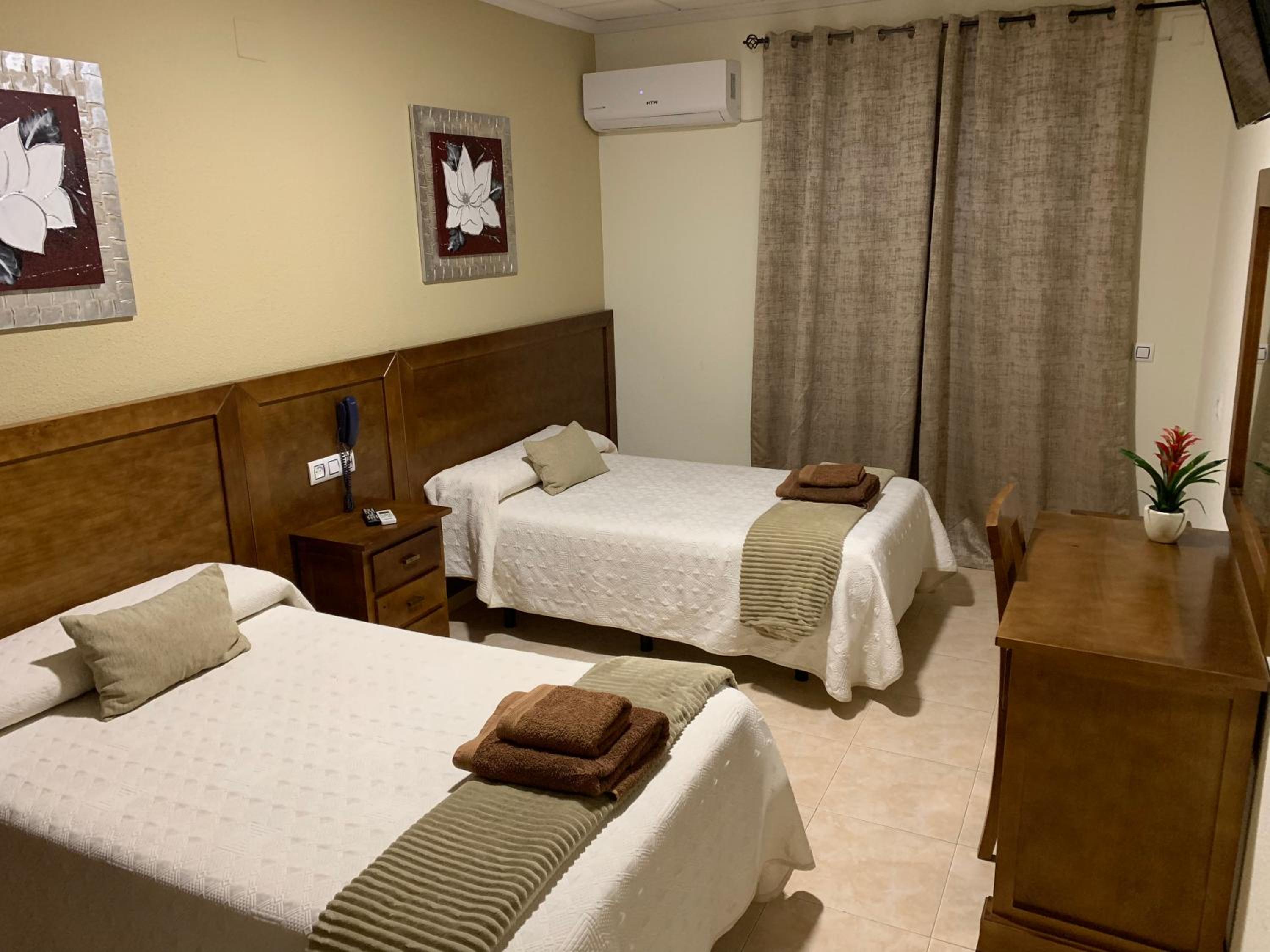 Twin Room - Photo 6