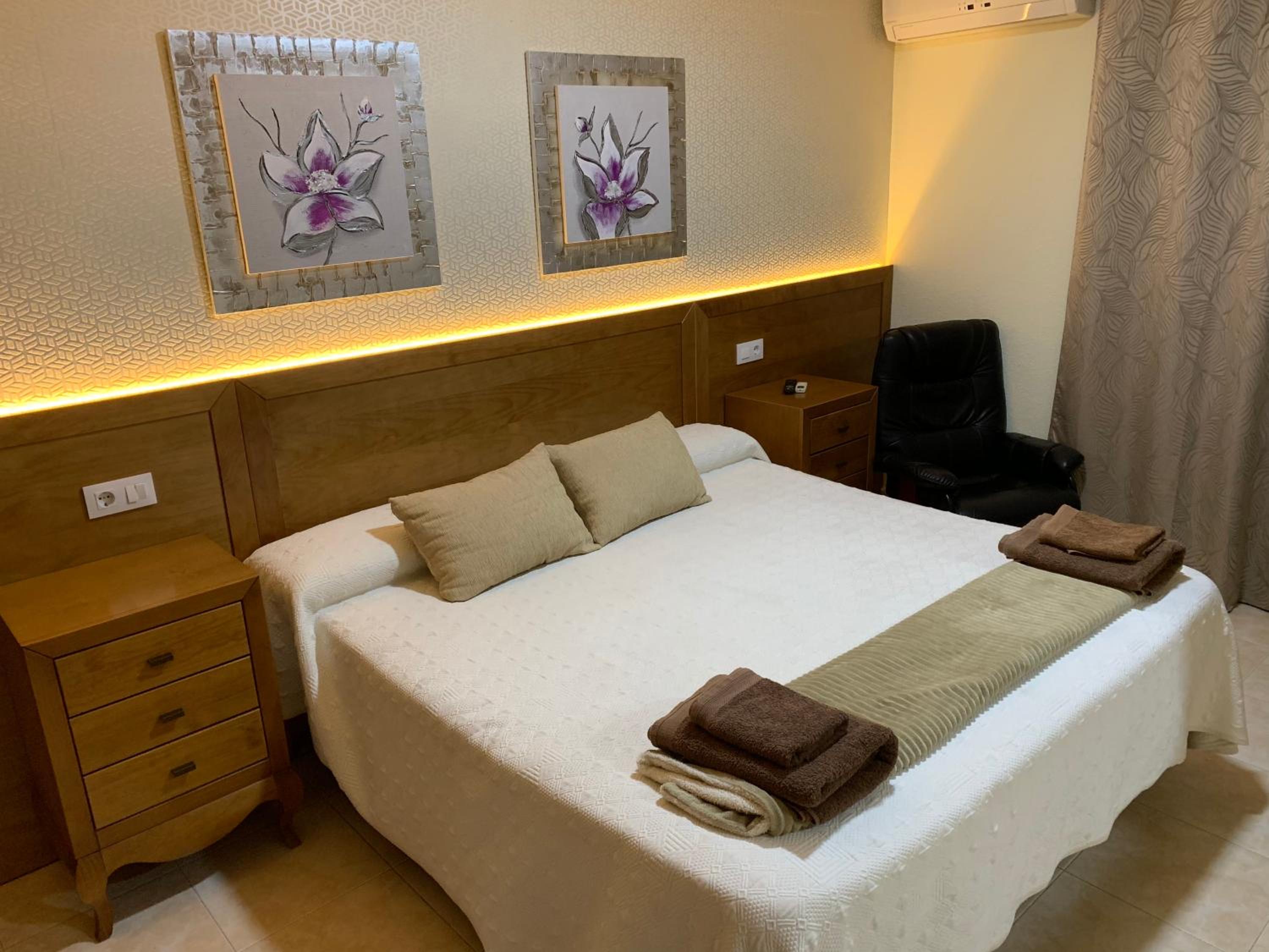 King Room with Balcony - Photo 3