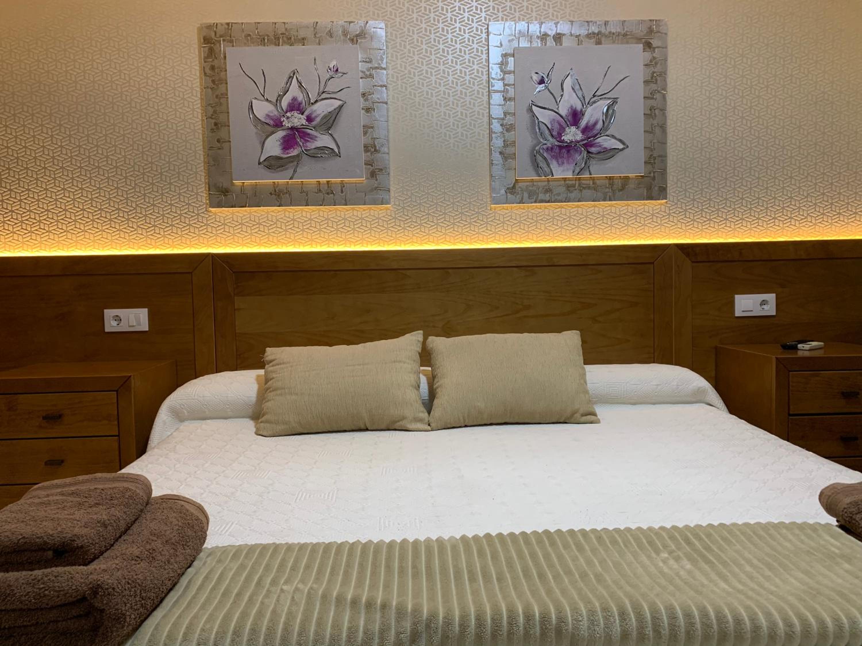 King Room with Balcony - Photo 4