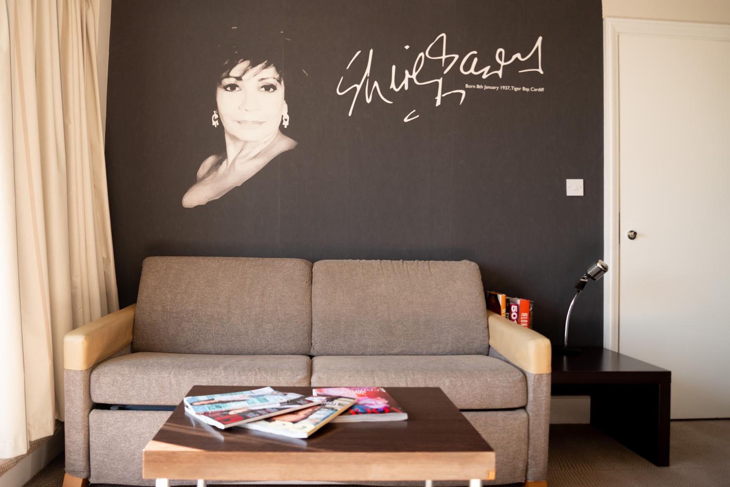 Executive Room - Photo 11