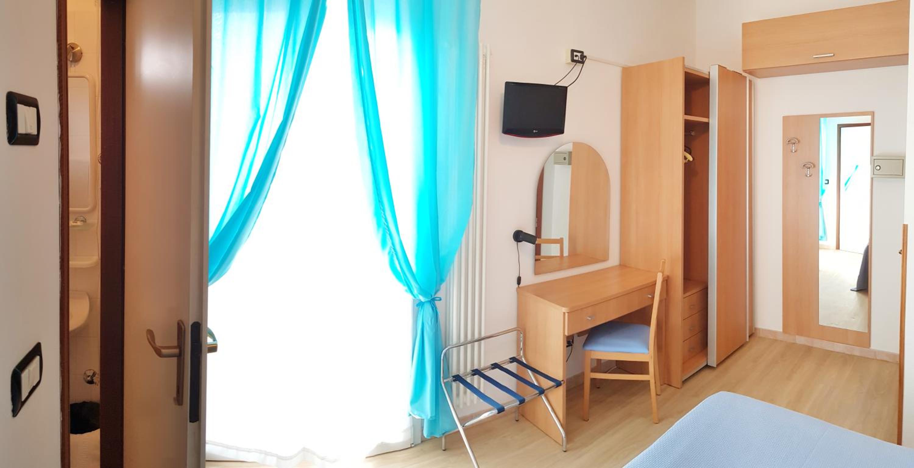 Double Room with Balcony - Photo 10