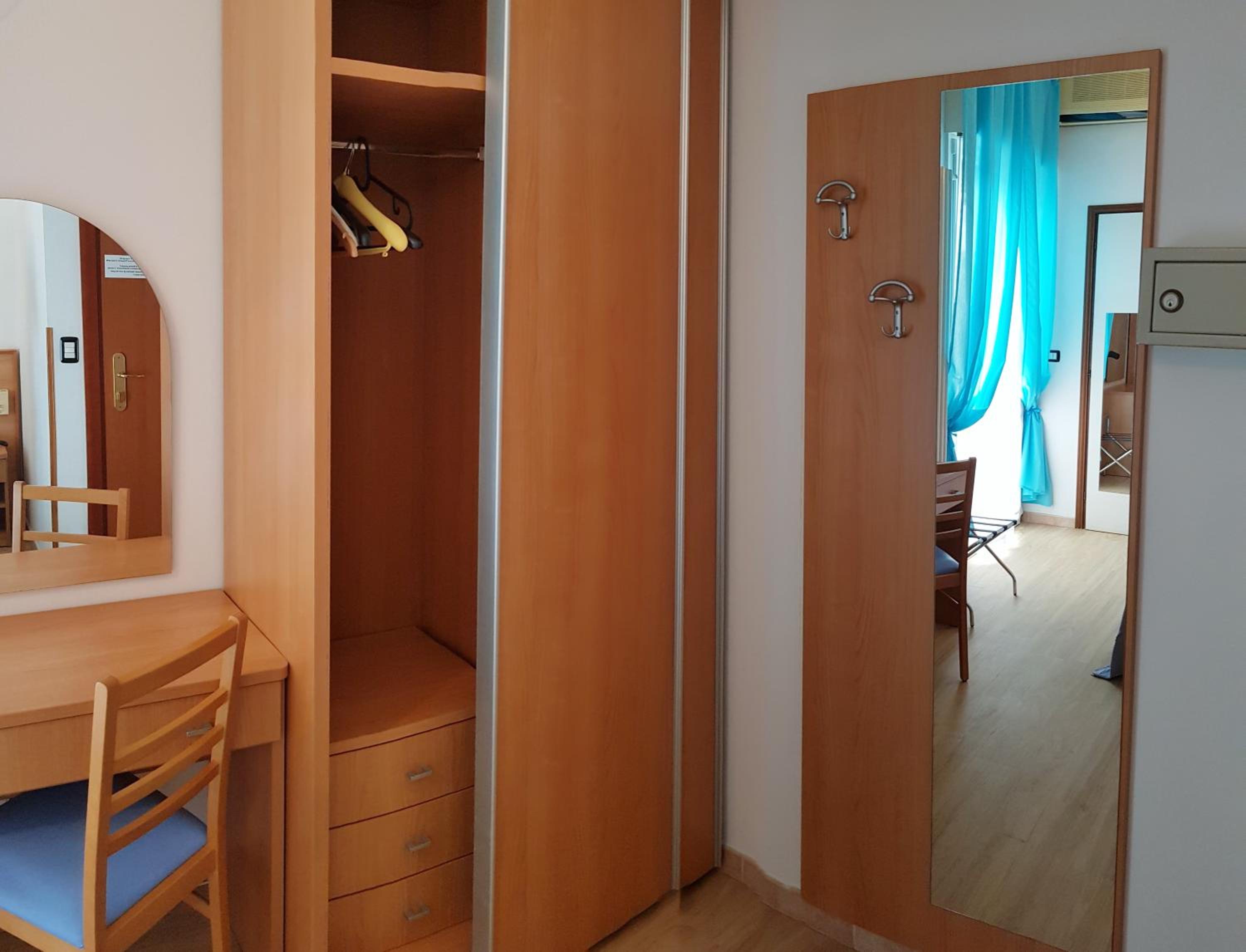 Double Room with Balcony - Photo 9