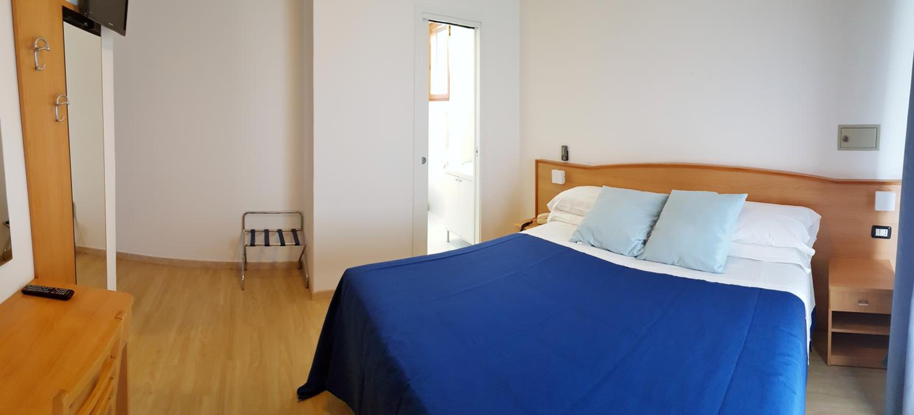 Double Room with Balcony - Photo 26