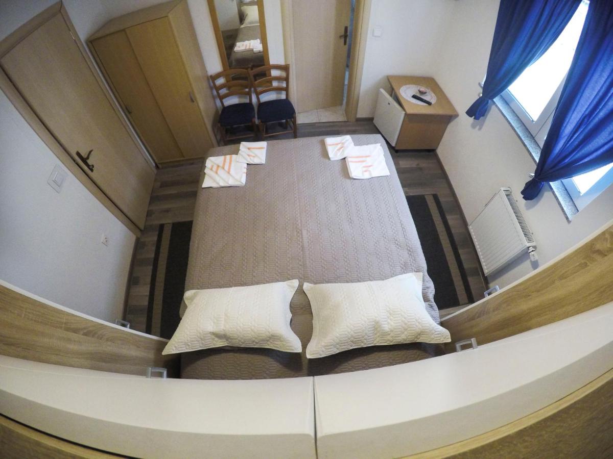 Double Room with Private Bathroom - Photo 2