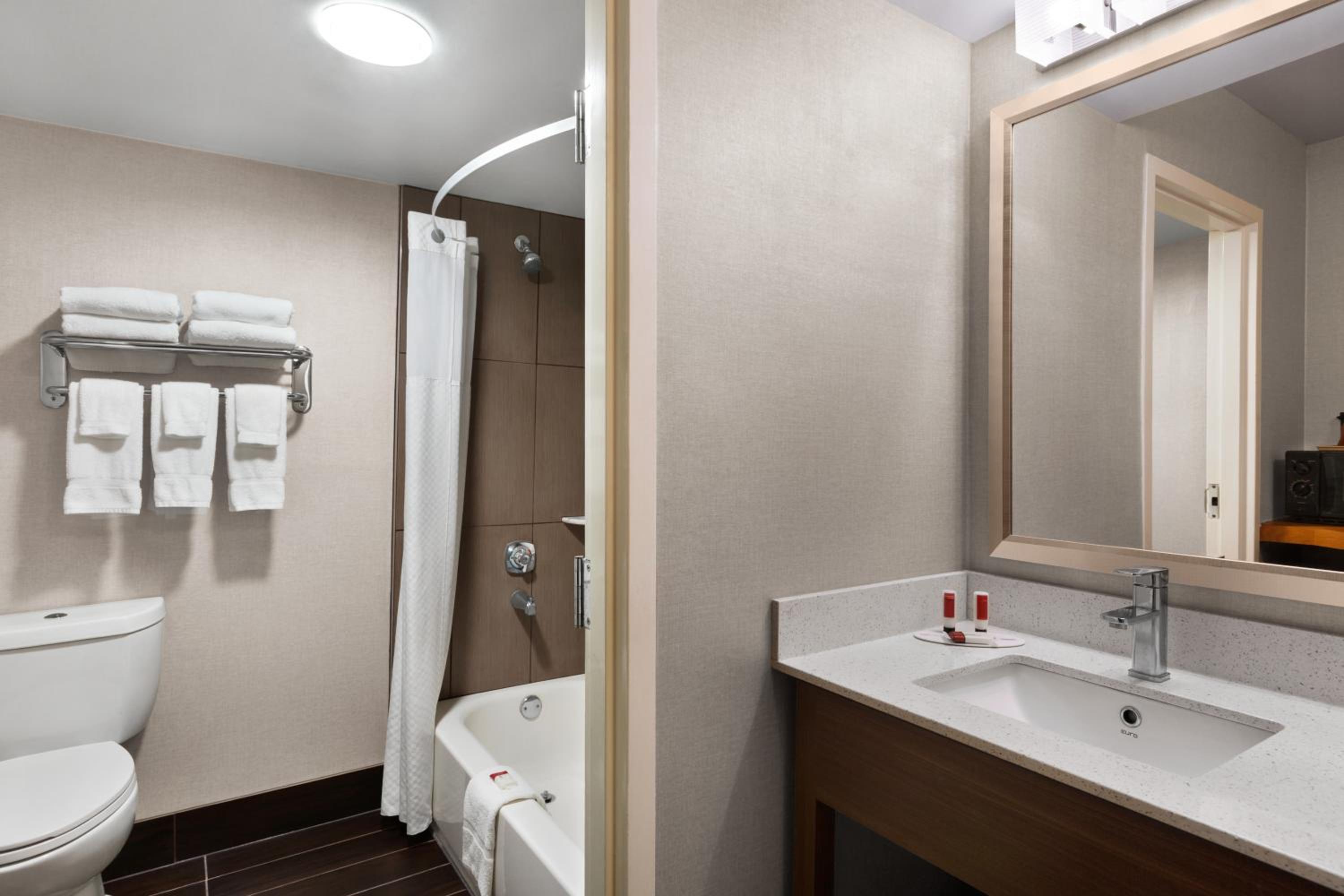 King Room - Non-Smoking - Photo 4