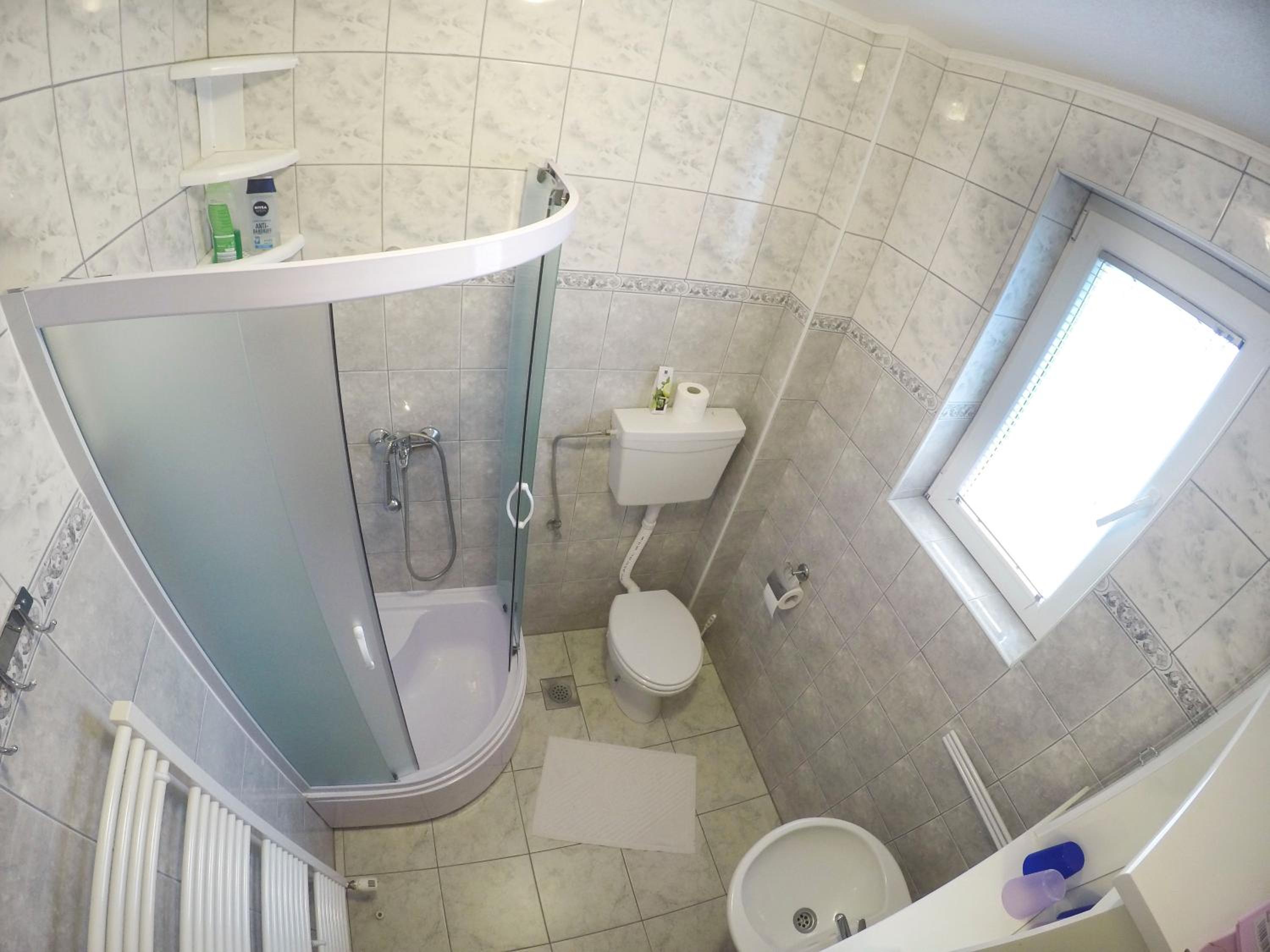 Double Room with Private Bathroom - Photo 10