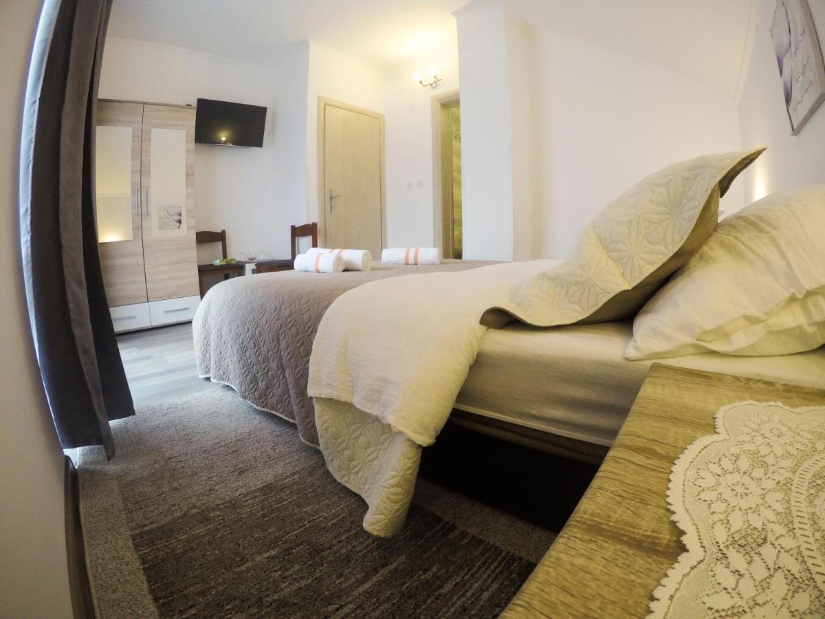 Twin Room with Private Bathroom - Photo 1