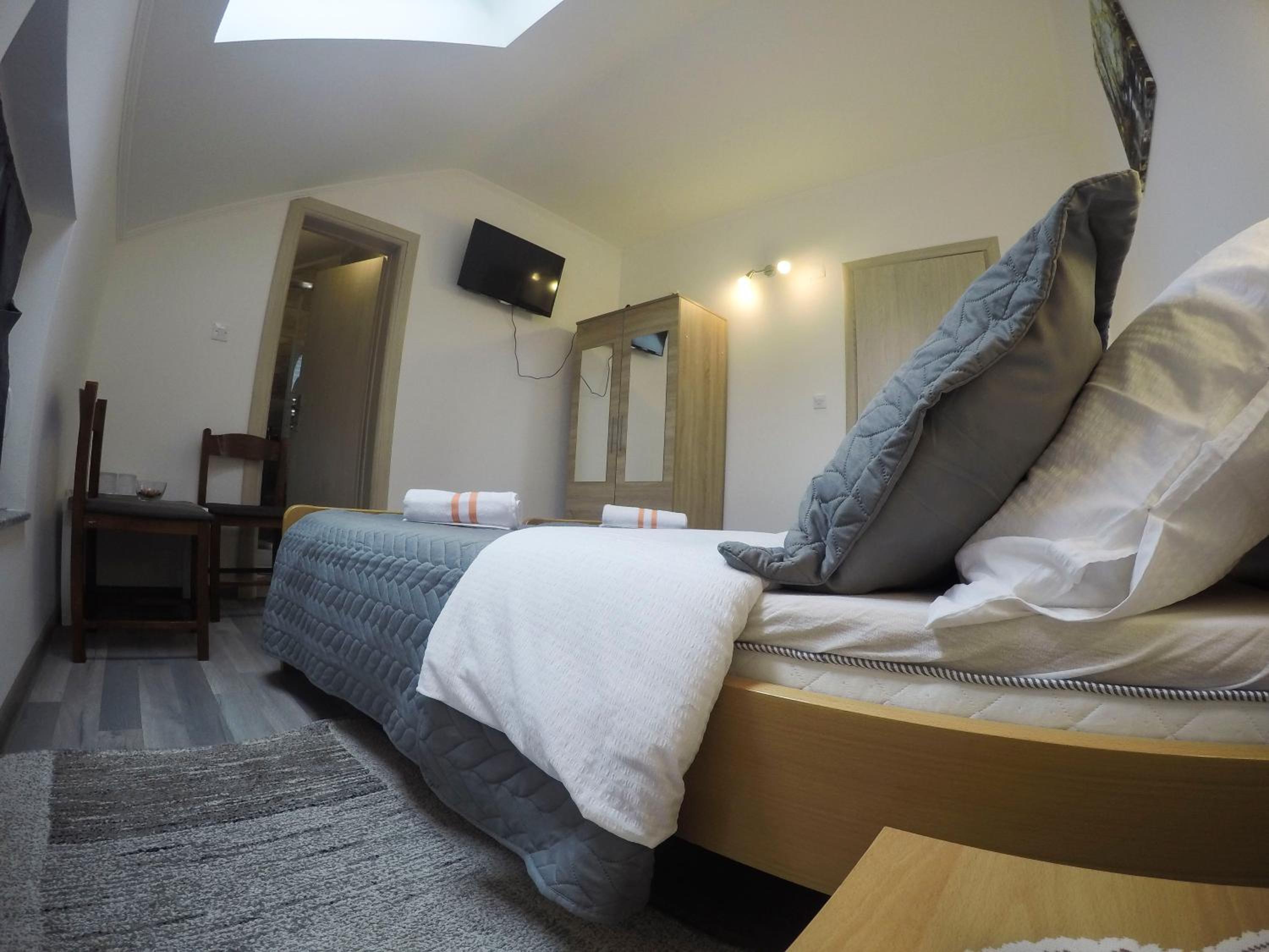 Twin Room with Private Bathroom - Photo 4