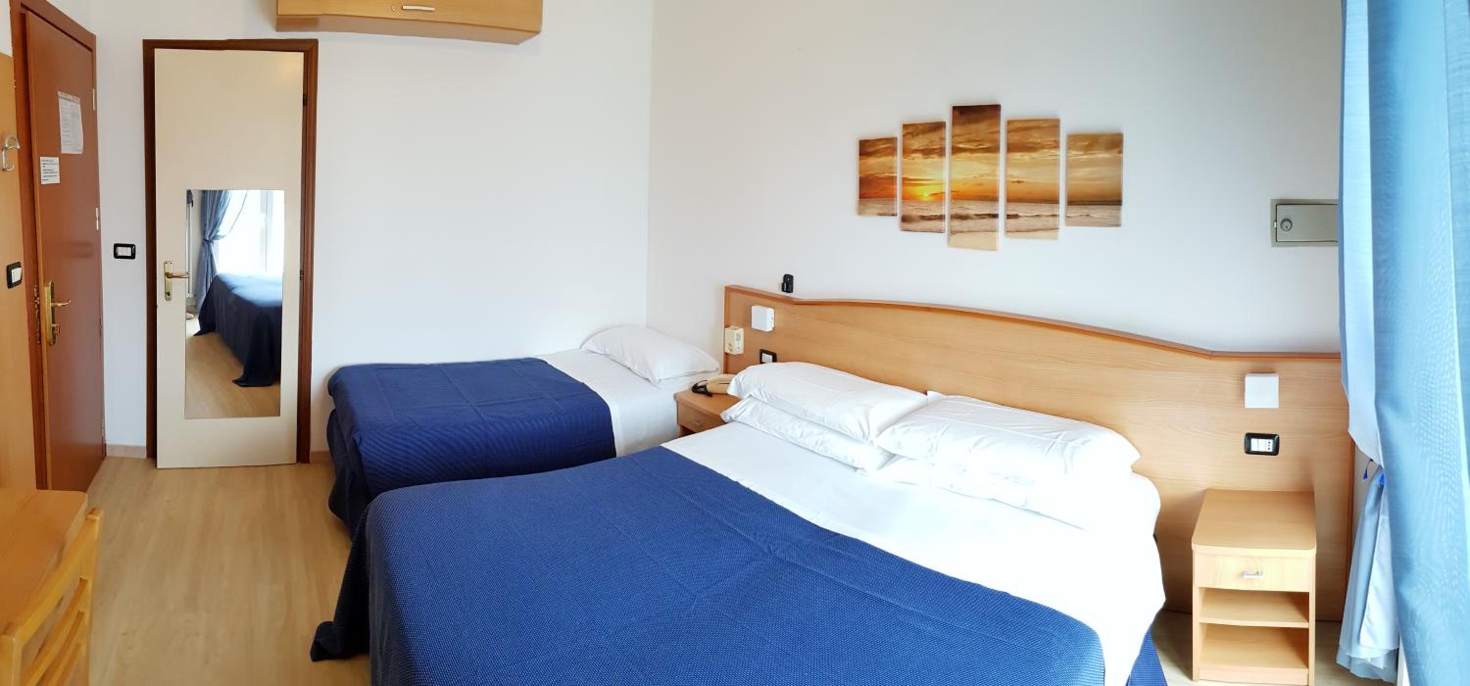 Double Room with Balcony - Photo 11