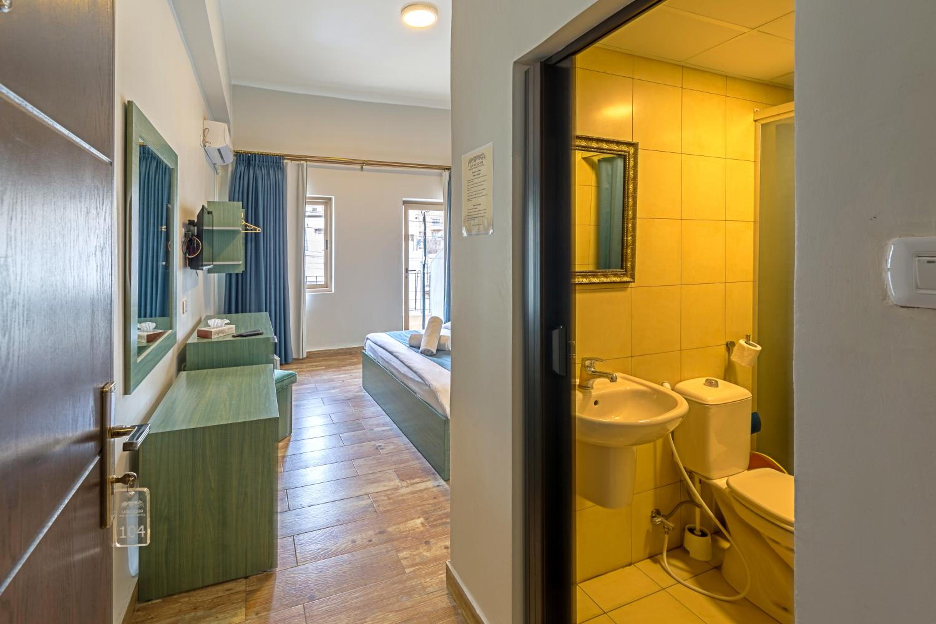 Deluxe Double Room with Balcony - Photo 15