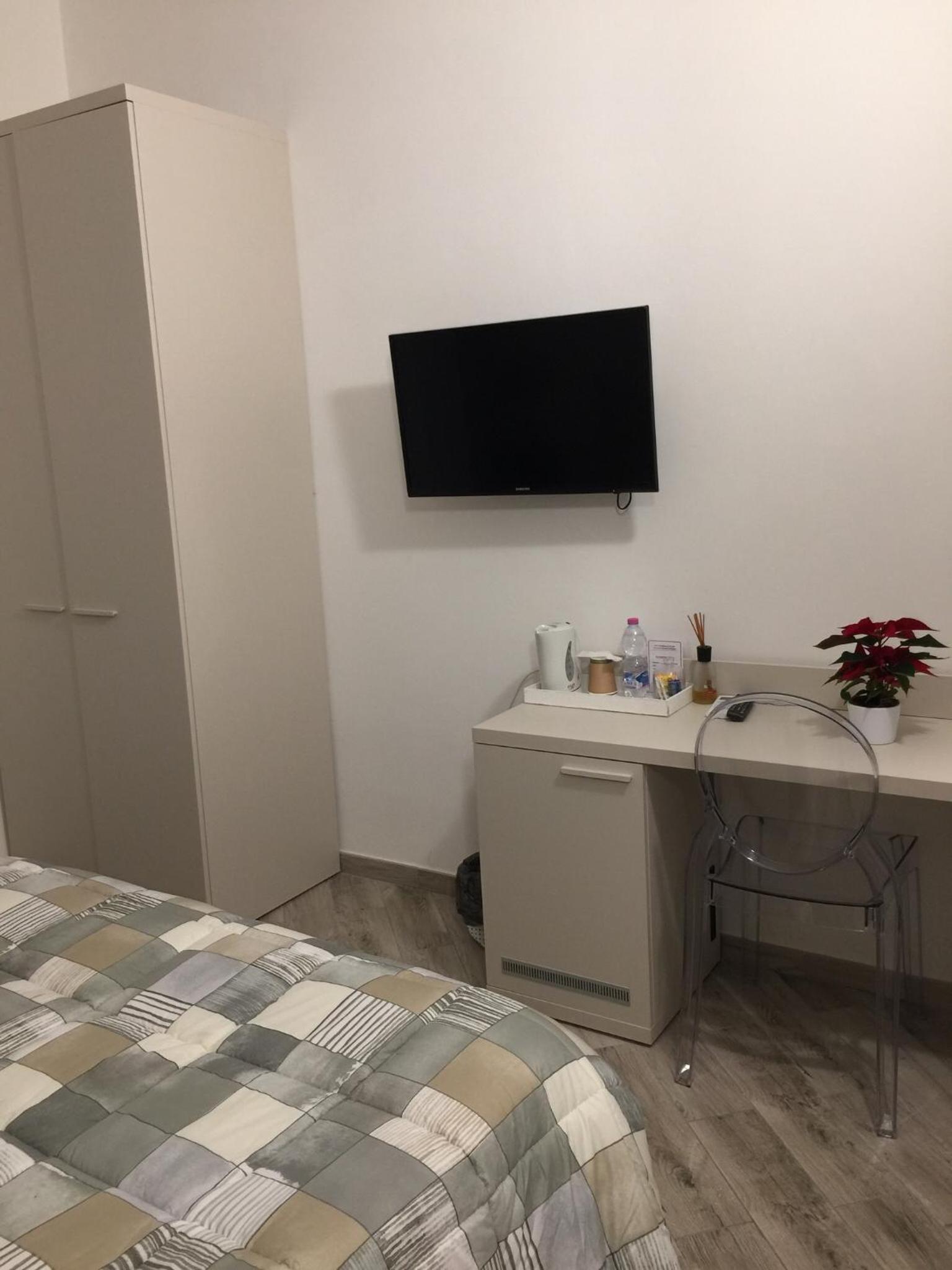 Double Room with Private Bathroom - Photo 2