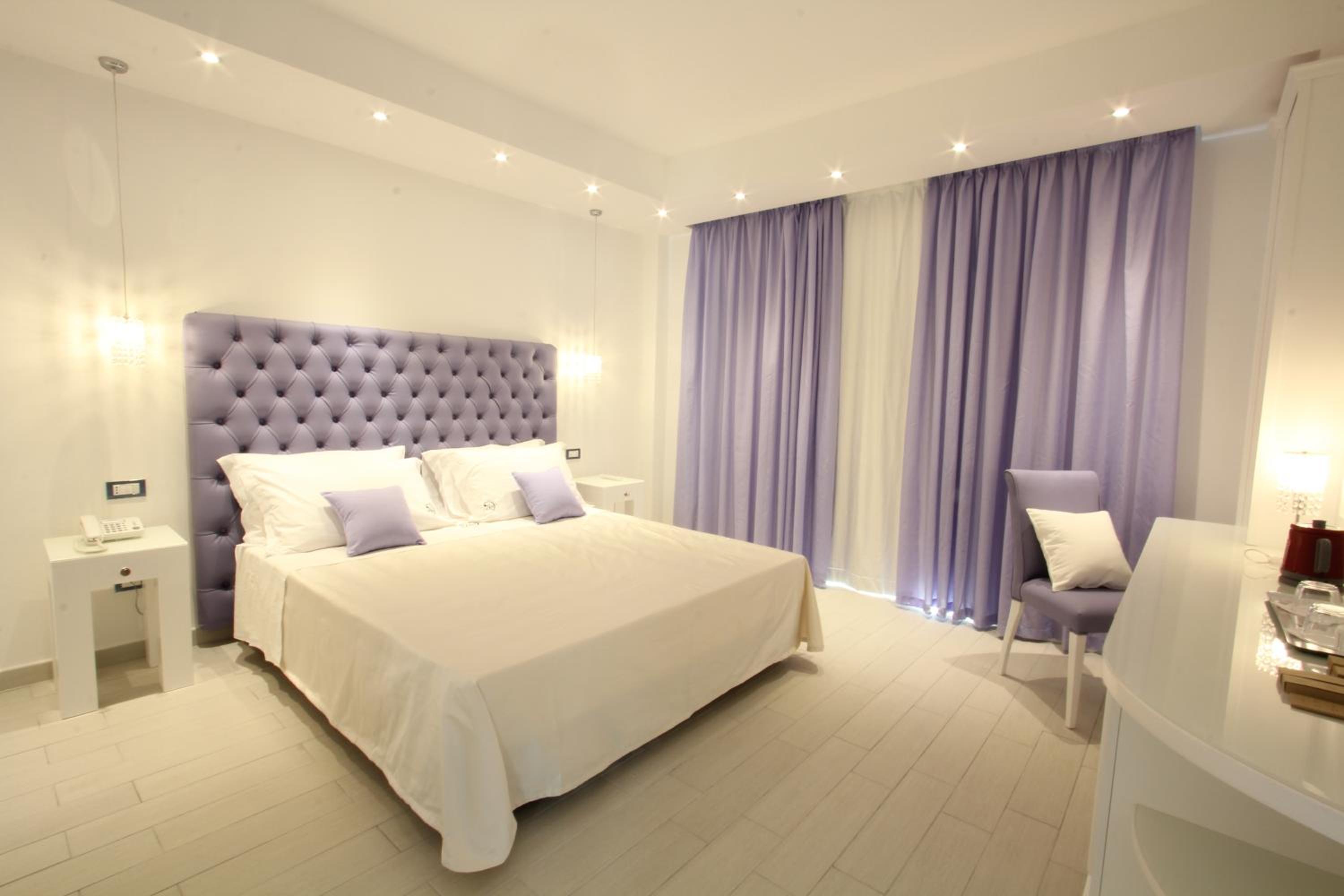 Double Room with Balcony - Photo 12