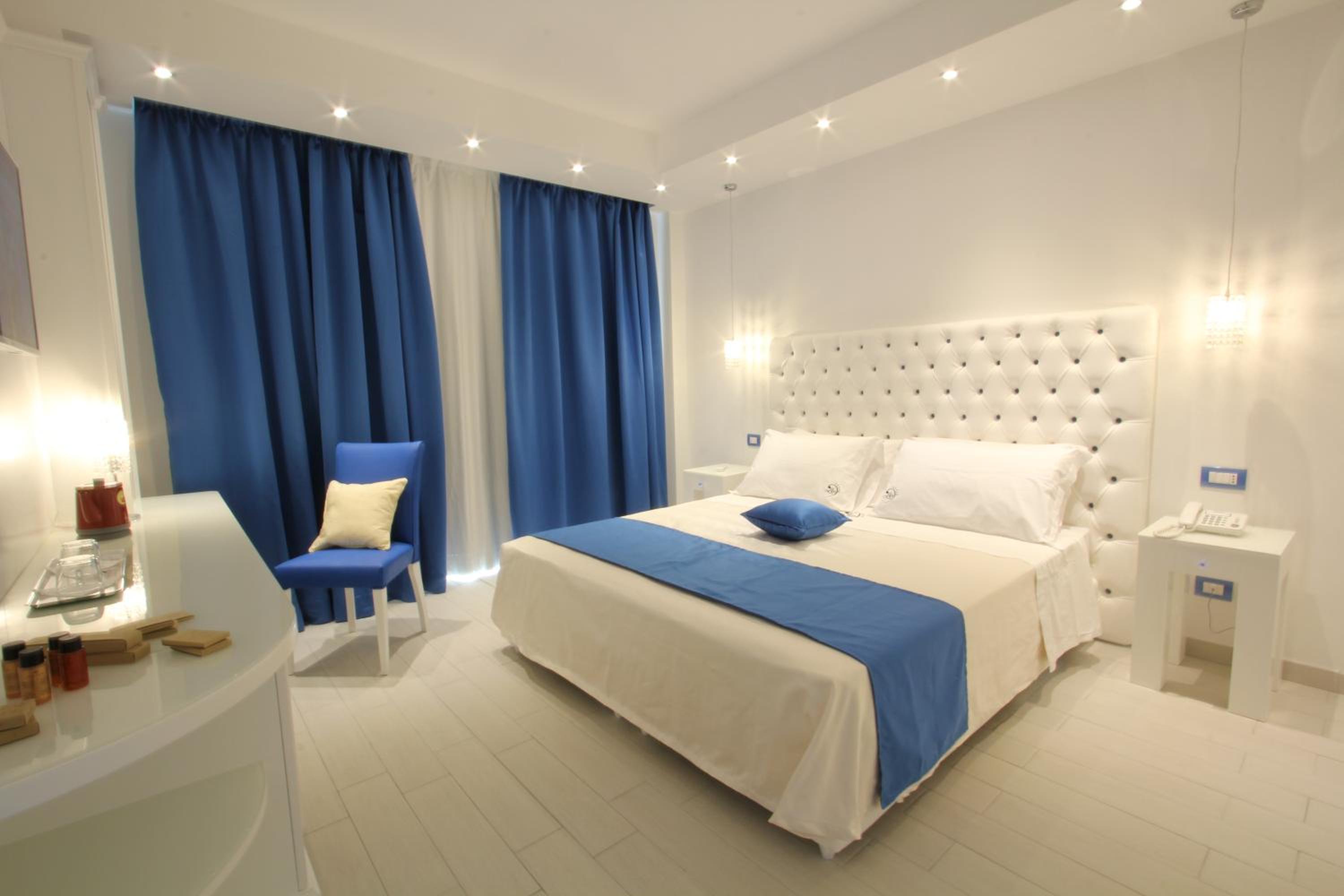 Double Room with Balcony - Photo 8