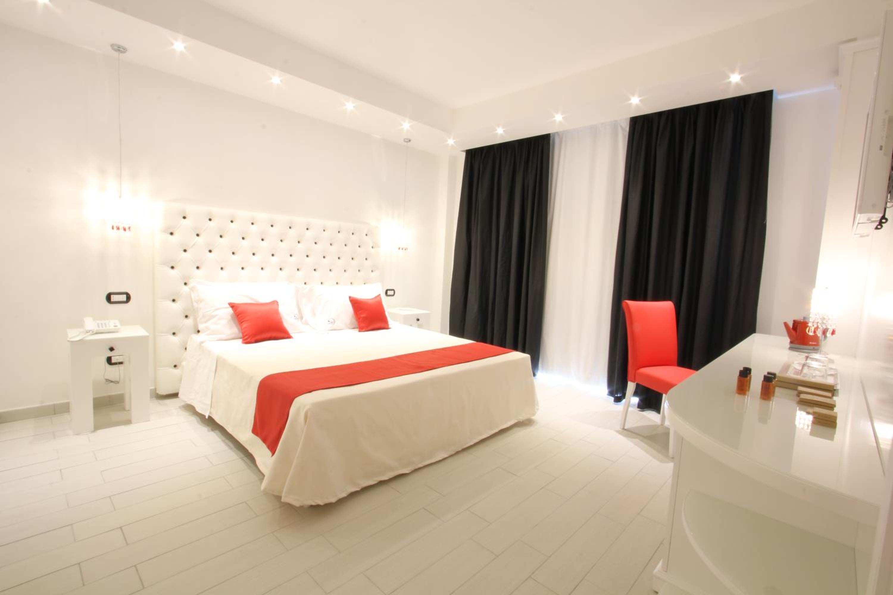 Double Room with Balcony - Photo 10
