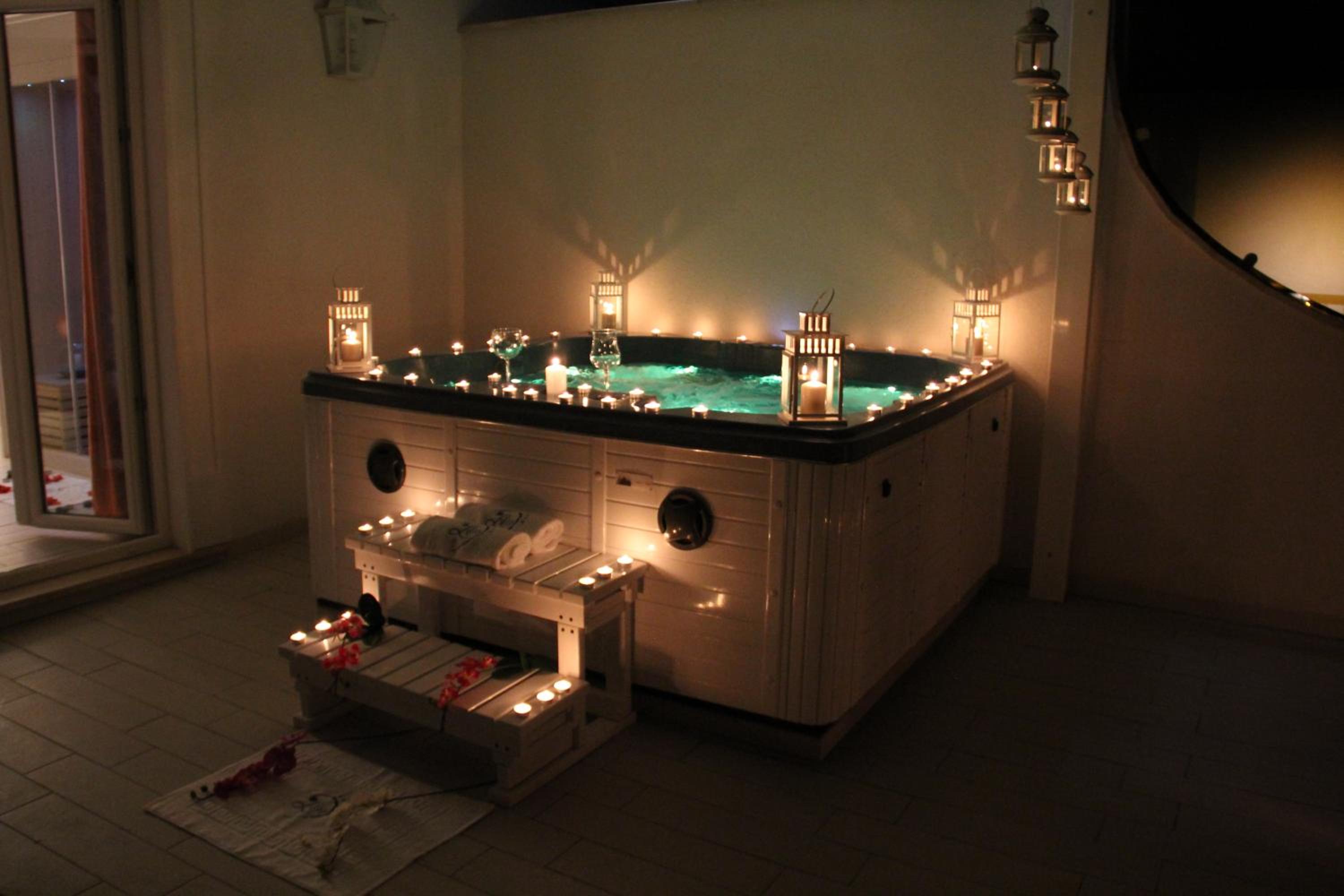 Deluxe Suite with Spa Bath - Photo 16