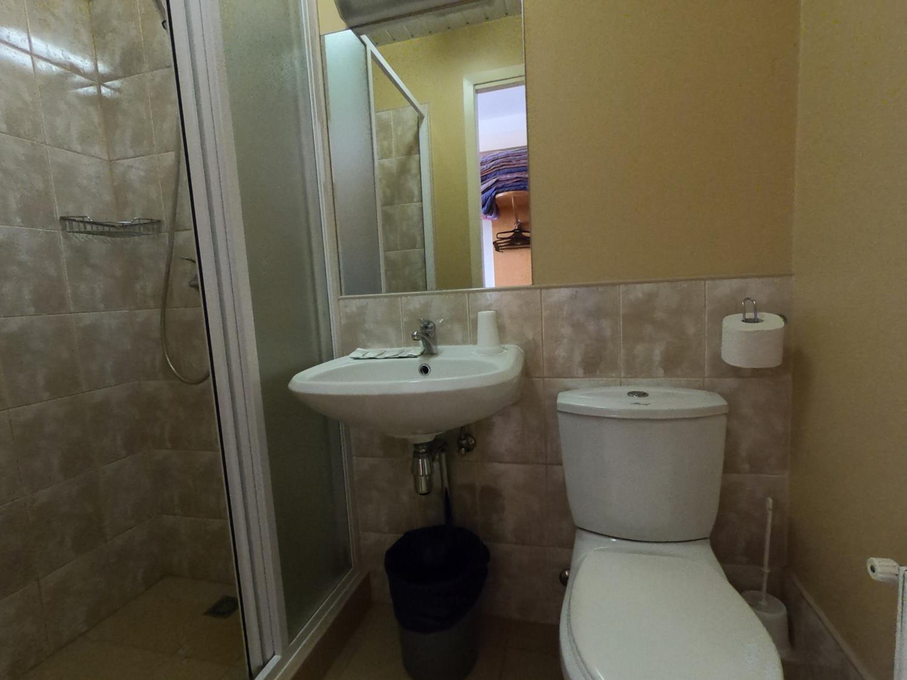 Quadruple Room - Photo 5