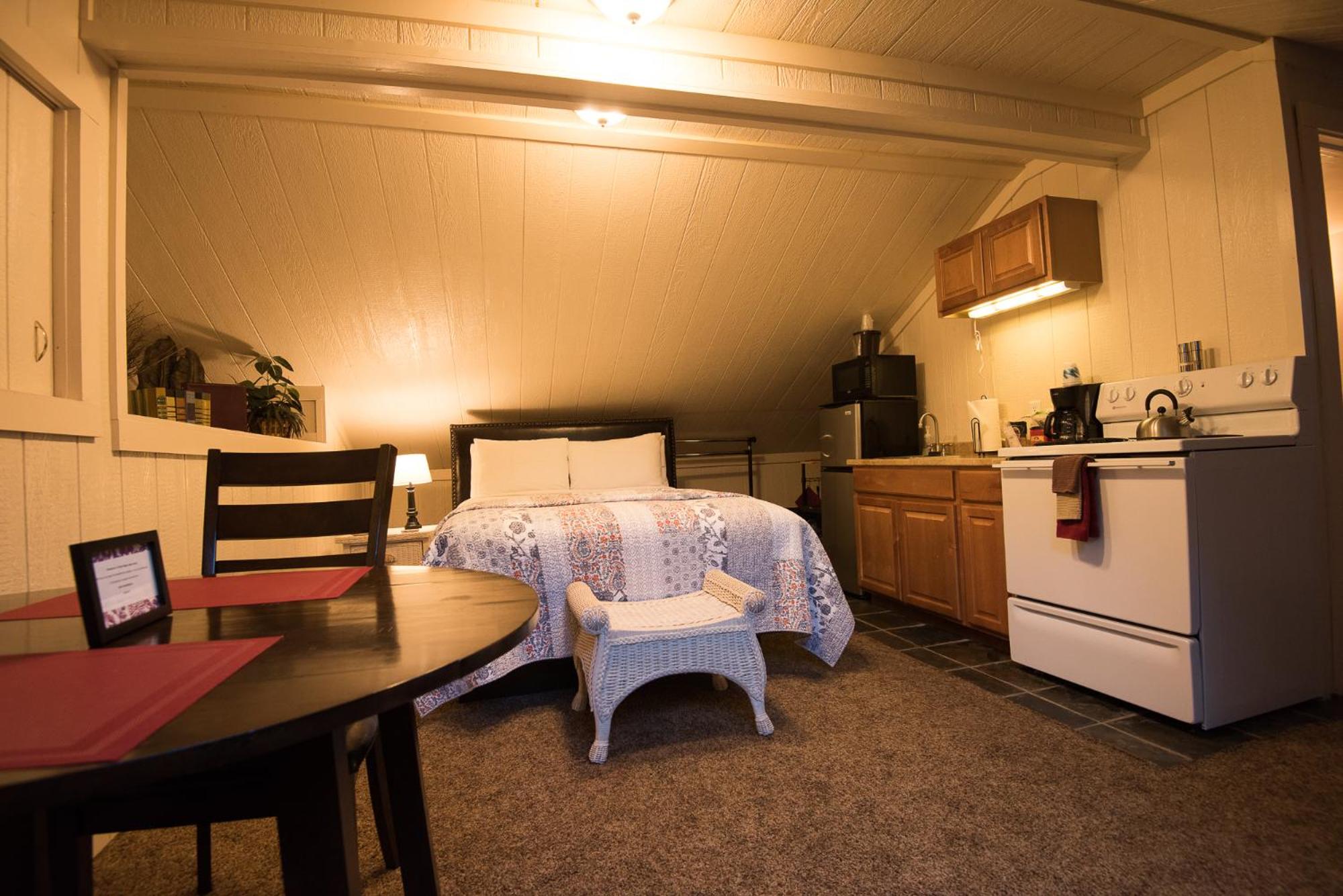 Queen Room with Kitchenette photo 1