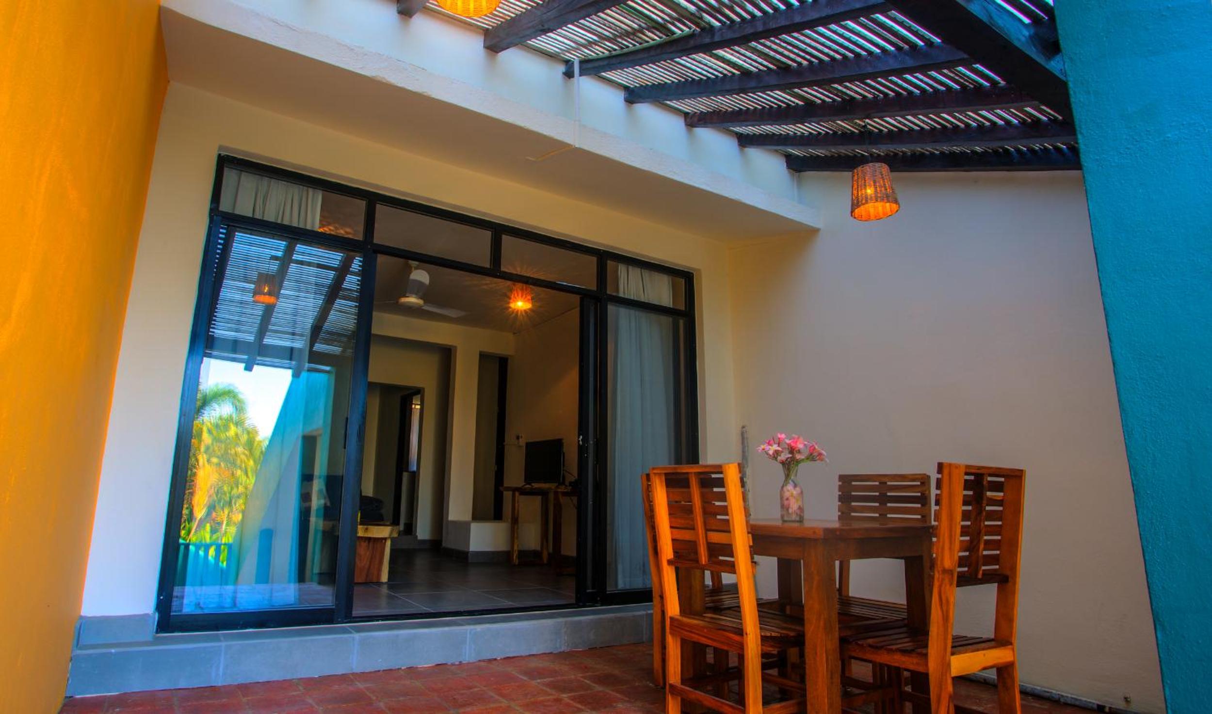 Three-Bedroom Apartment with Sea View - Photo 2