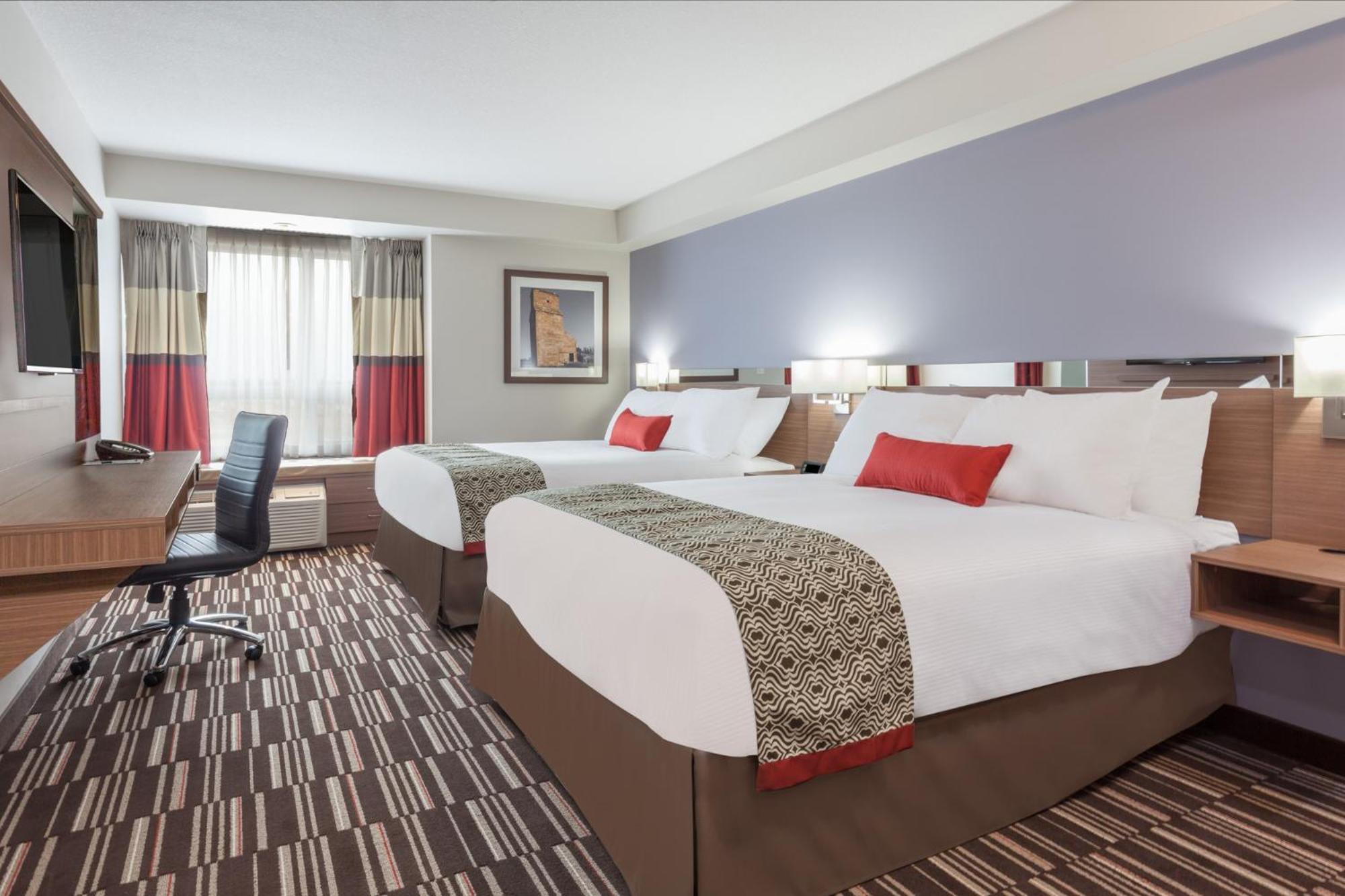 Queen Room with Two Queen Beds and Roll-In Shower - Mobility/Hearing Accessible - Non-Smoking - Photo 12