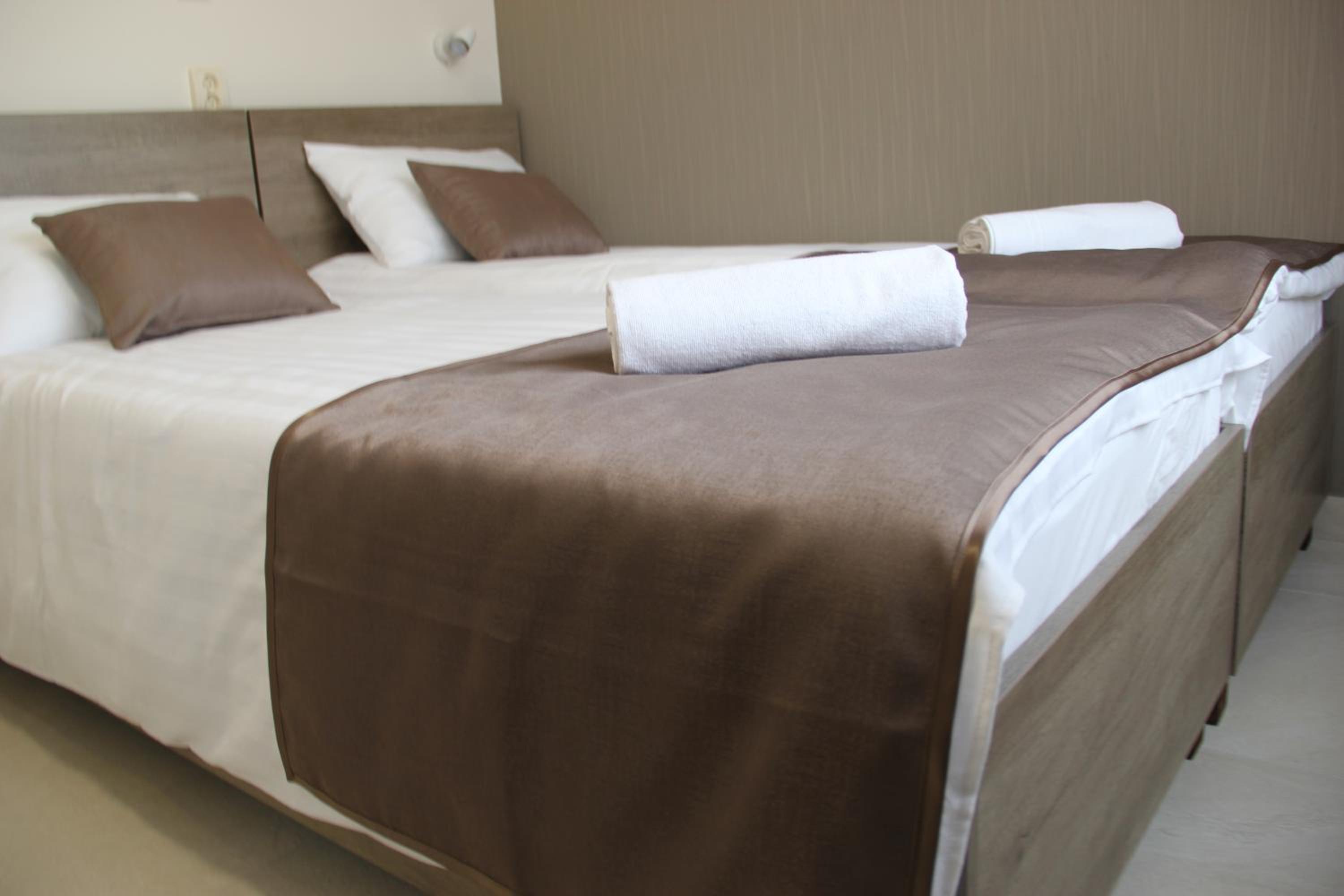 Standard Twin Room with Air-Conditioning - Photo 2