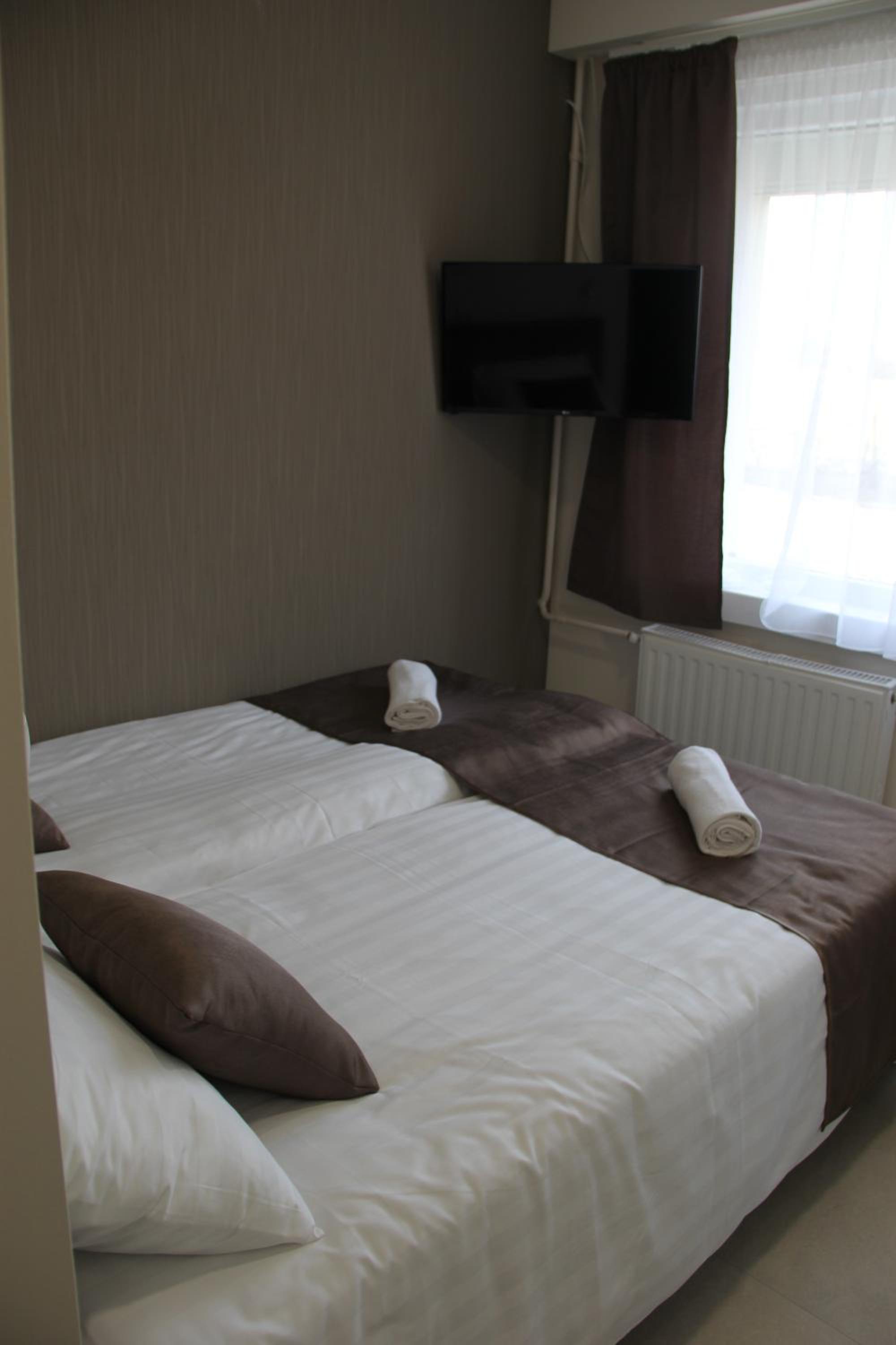 Standard Twin Room with Air-Conditioning - Photo 3
