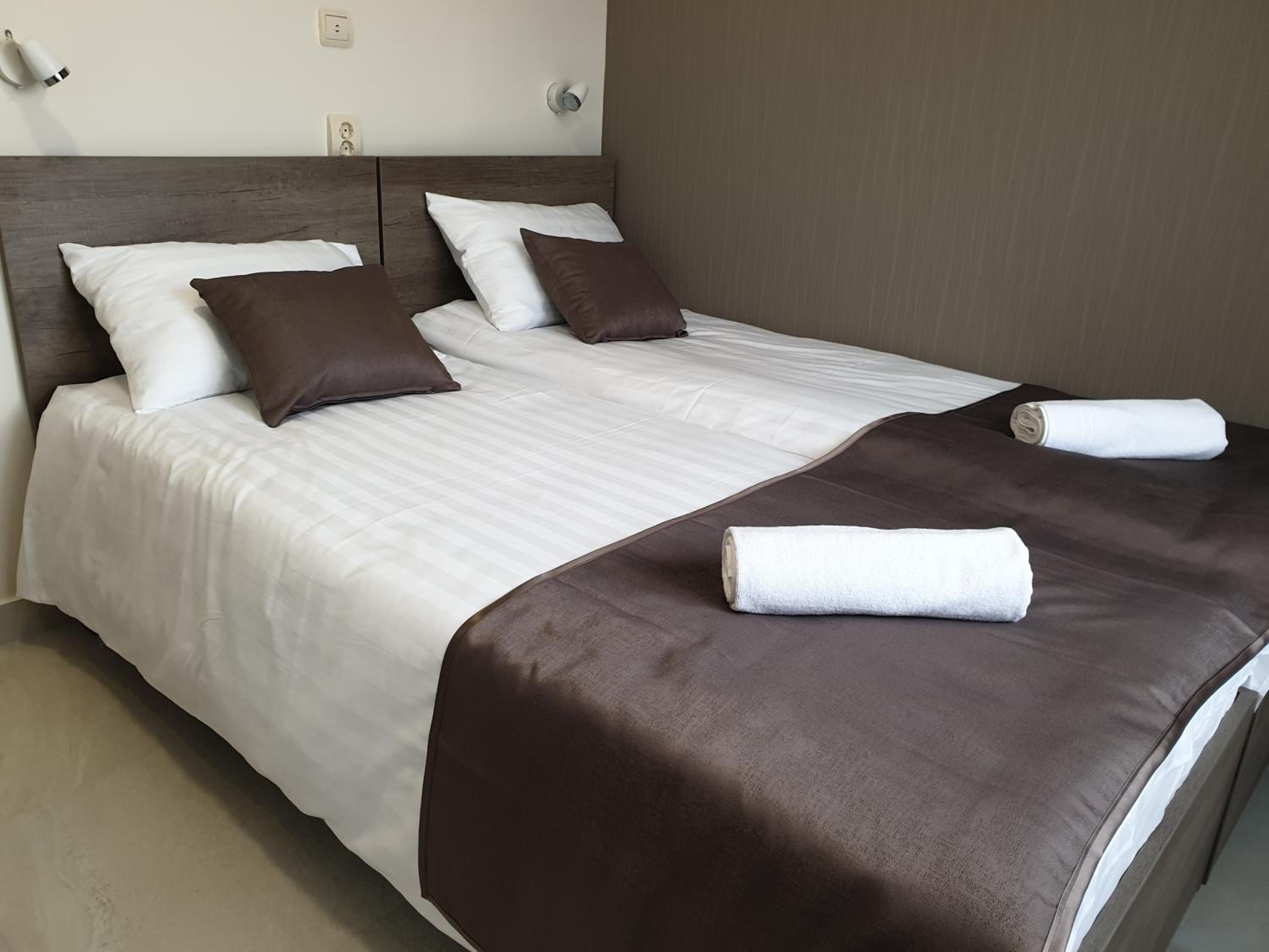 Standard Twin Room with Air-Conditioning - Photo 4