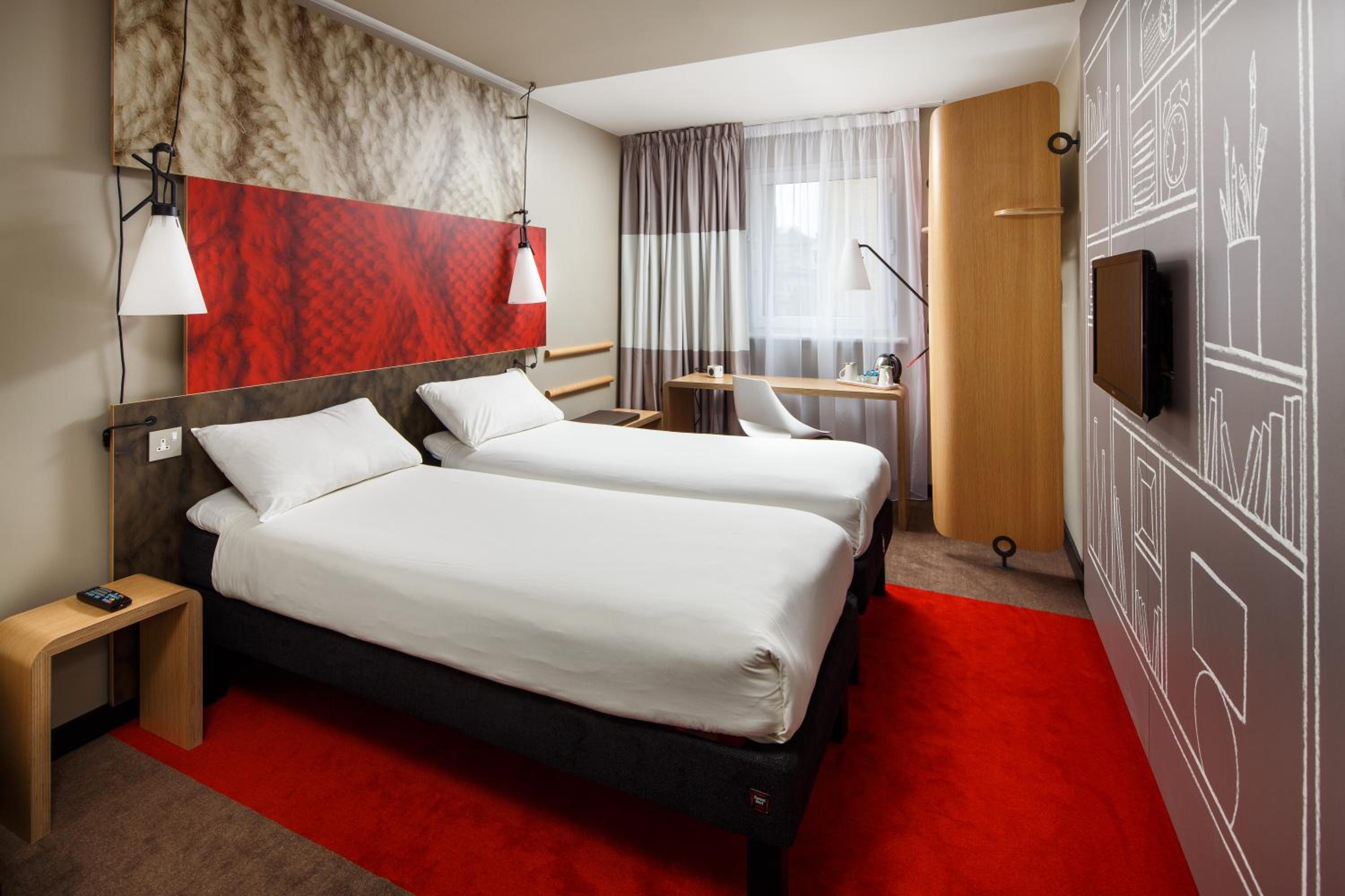 Twin Room with Two Beds - Photo 7