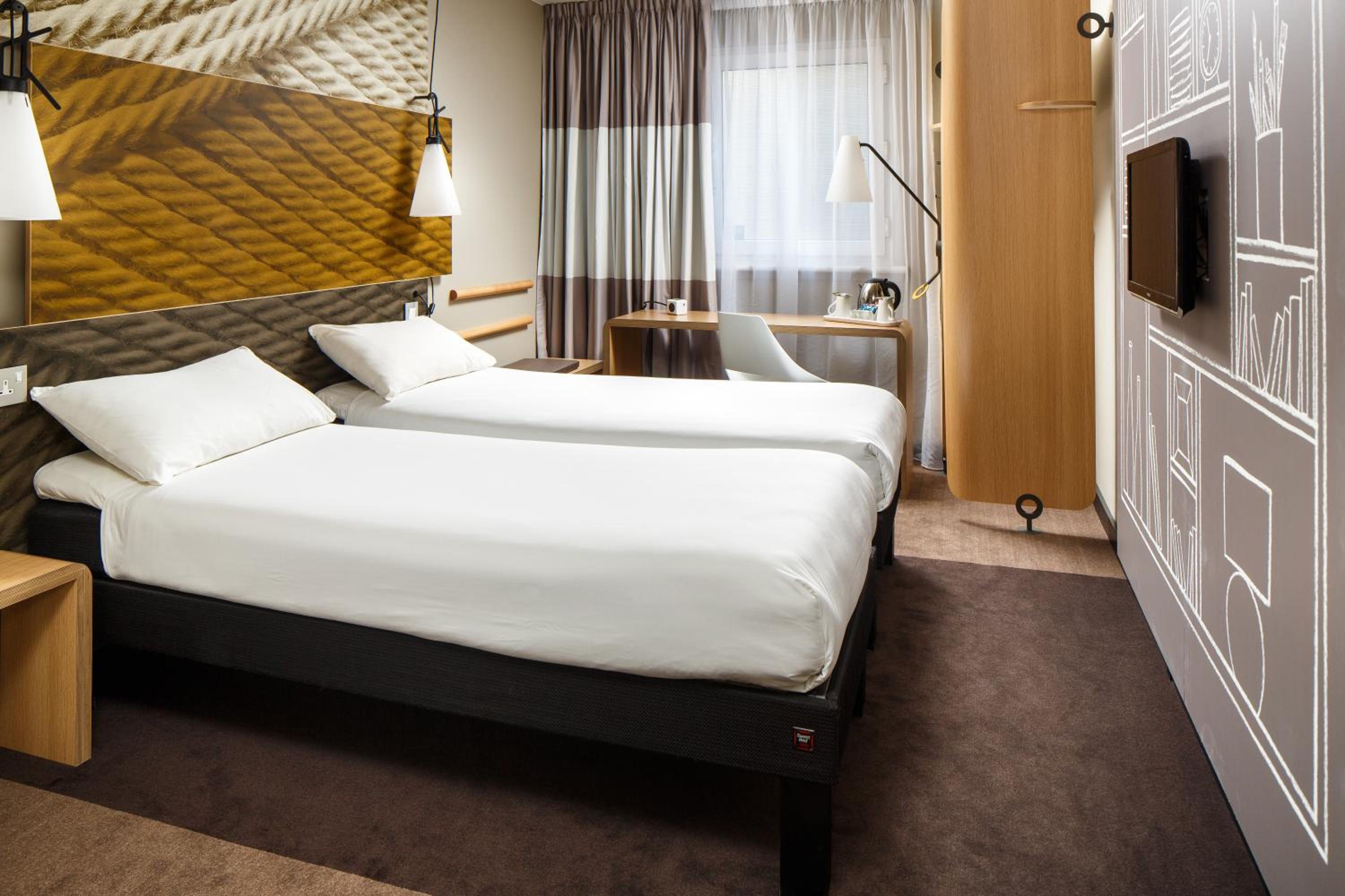 Twin Room with Two Beds - Photo 4