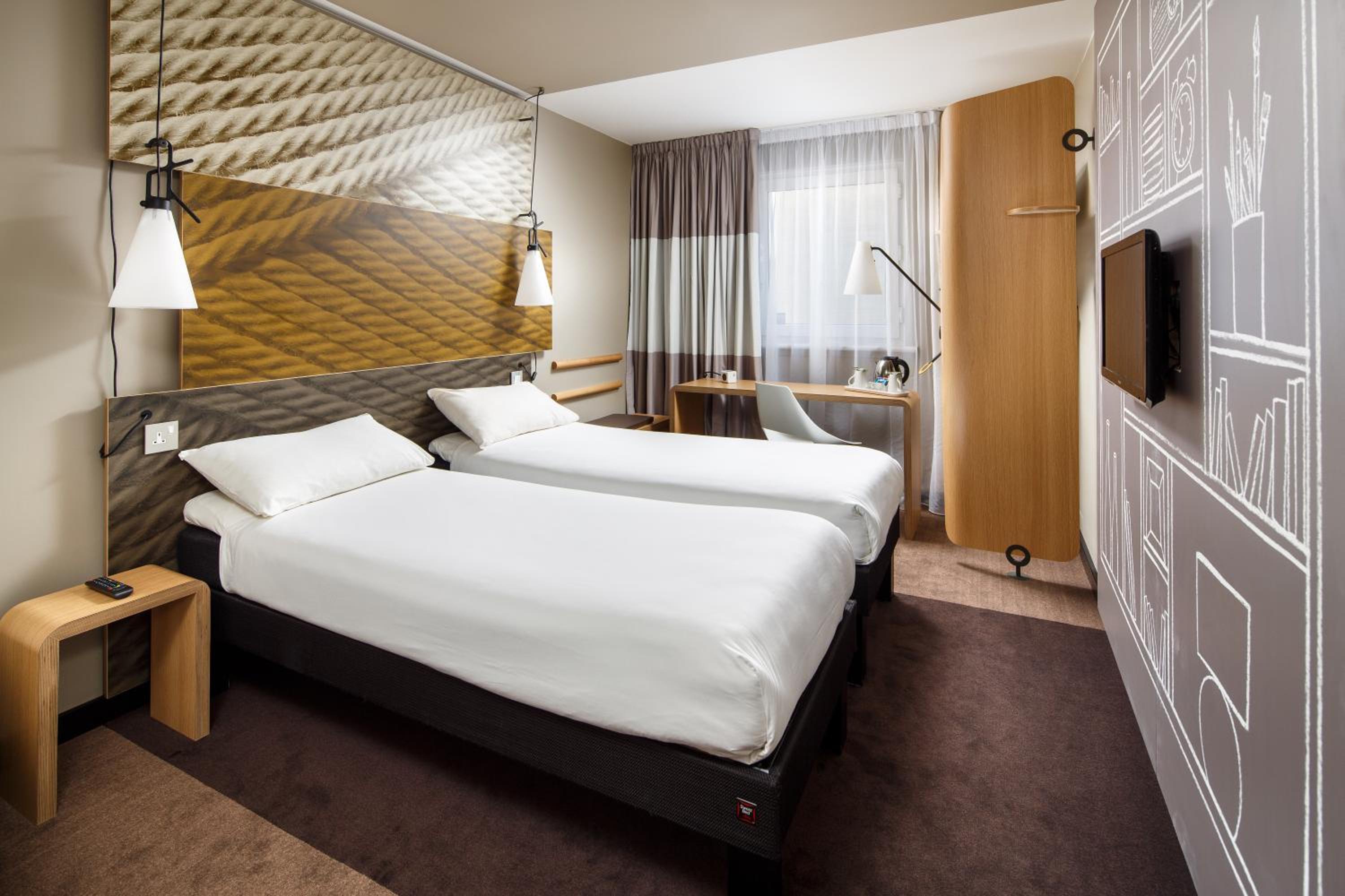Twin Room with Two Beds - Photo 5