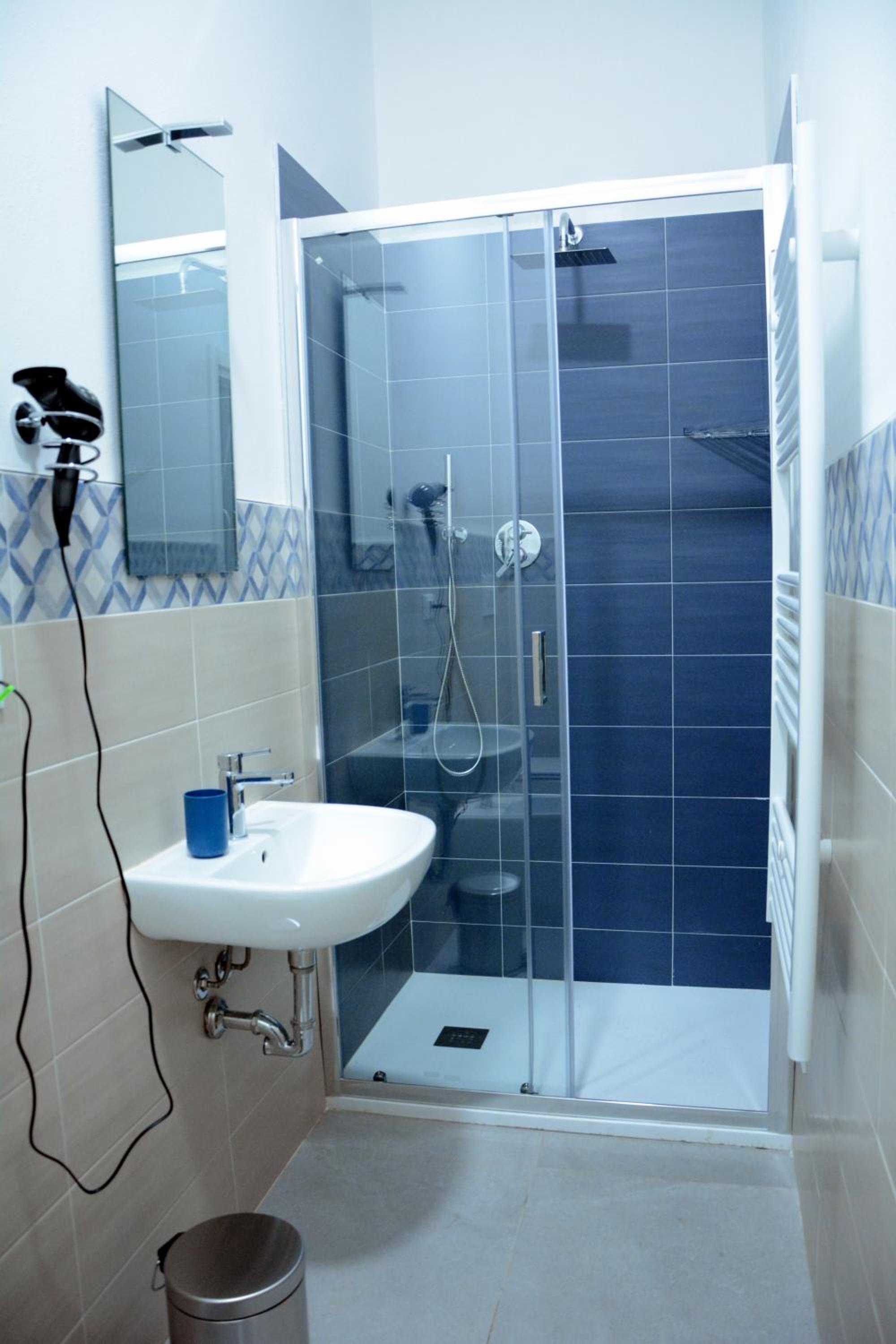 Quadruple Room with Private Bathroom - Photo 9