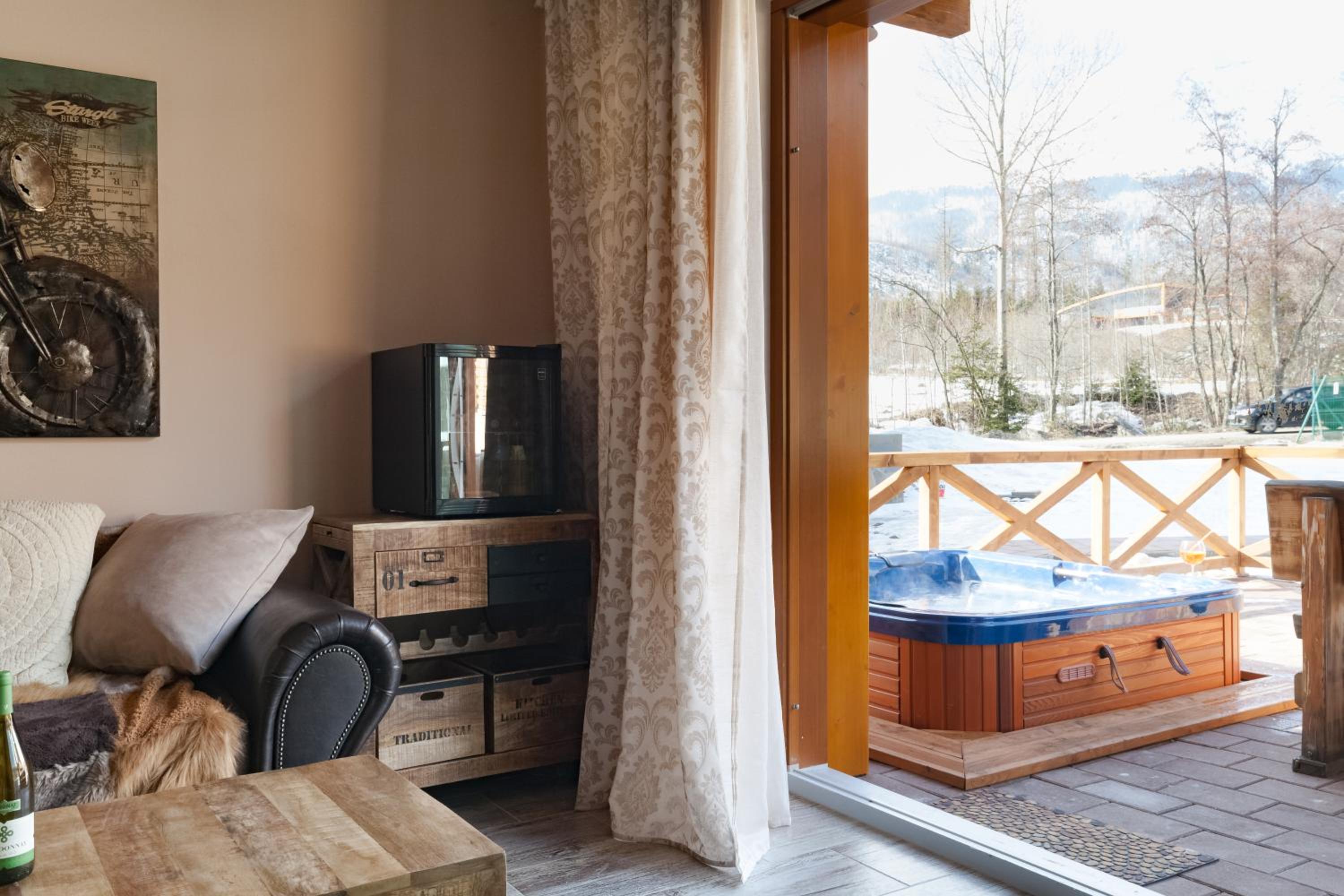 Apartment with Hot Tub and Mountain View - Photo 29