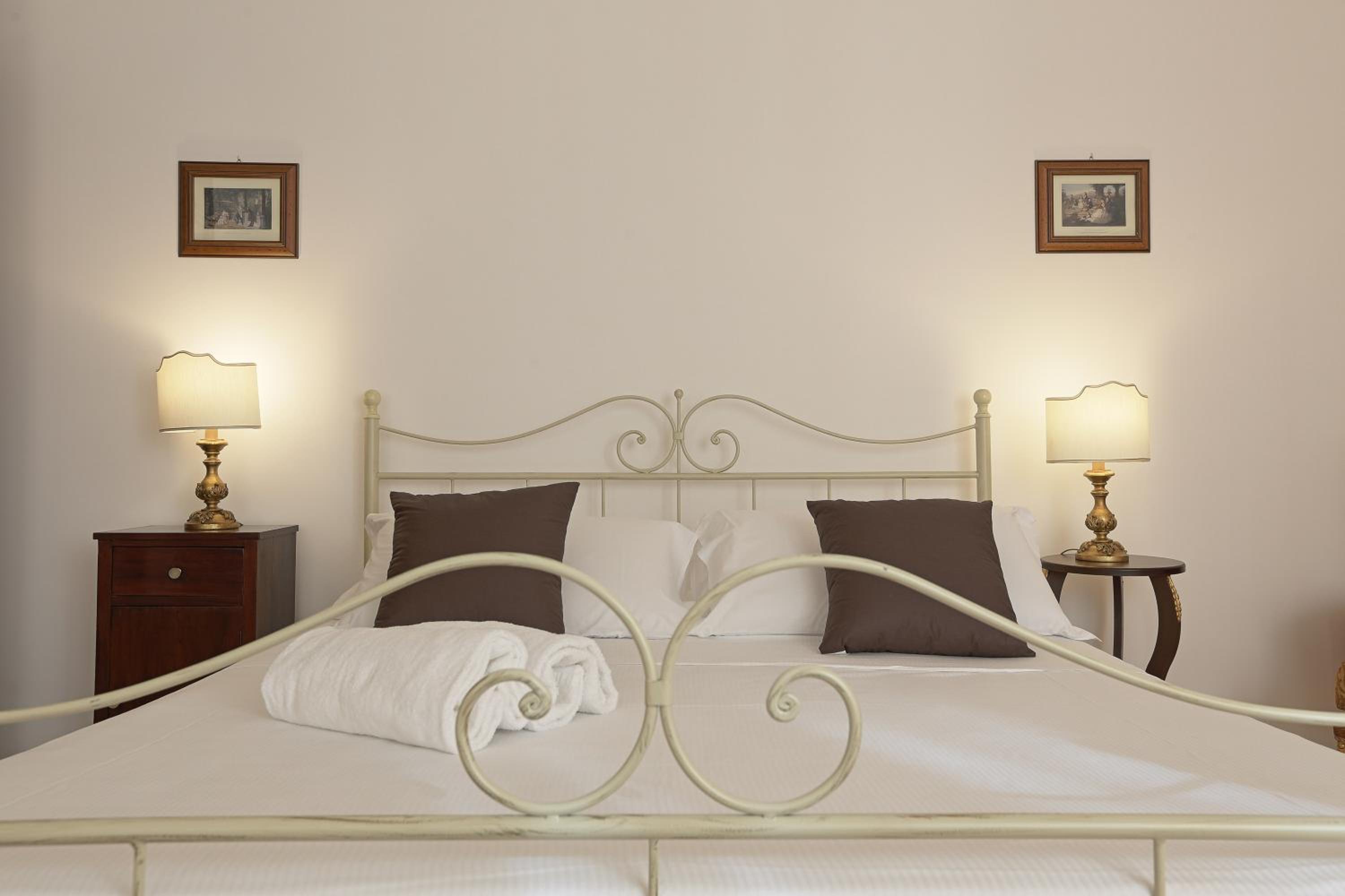 Deluxe Double Room with Balcony - Photo 3